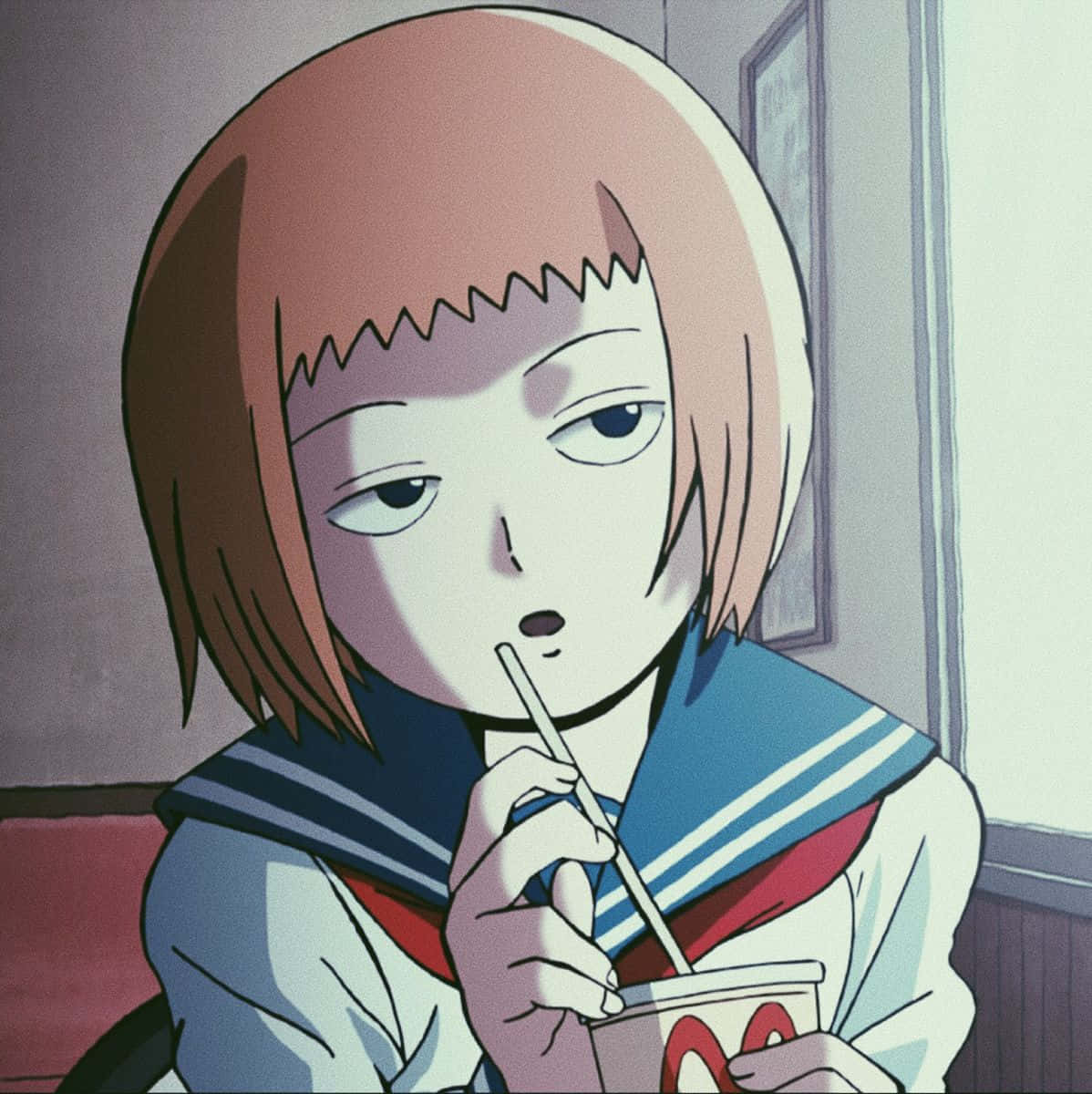 Ichi Mezato 桌布 壁紙 — 一個穿著水手服的年輕動漫女孩在柔和的燈光下室內用吸管從杯子裡啜飲。