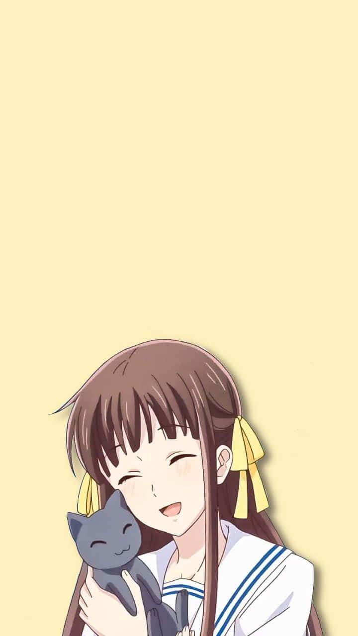 動漫 桌布 壁紙 — 一個穿著水手服的開心動漫女孩在柔和的黃色背景前抱著一隻小灰貓。