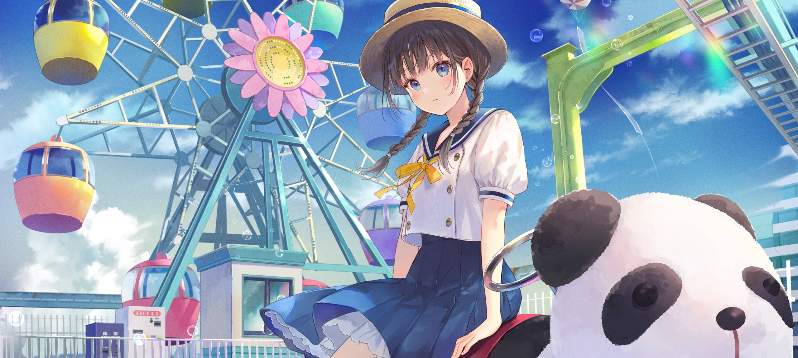 動漫女孩 桌布 壁紙 — 一個穿著水手服的開心動漫女孩坐在色彩繽紛的遊樂園裡，旁邊有一隻毛絨熊貓，背景是明亮的藍天。