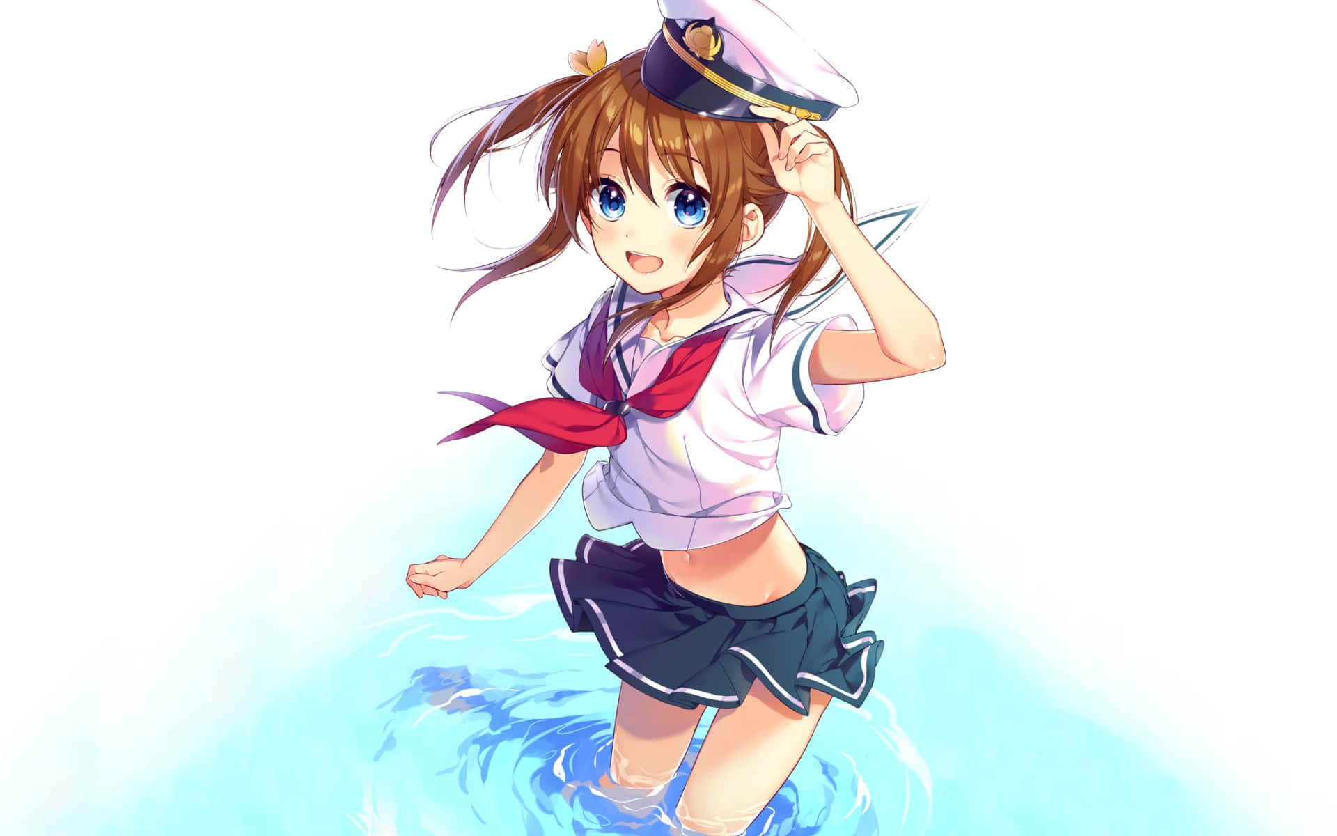 High School Fleet 桌布 壁紙 — 一個穿著水手服的開心動漫女孩站在淺水中，帶著燦爛的笑容調整她的帽子。