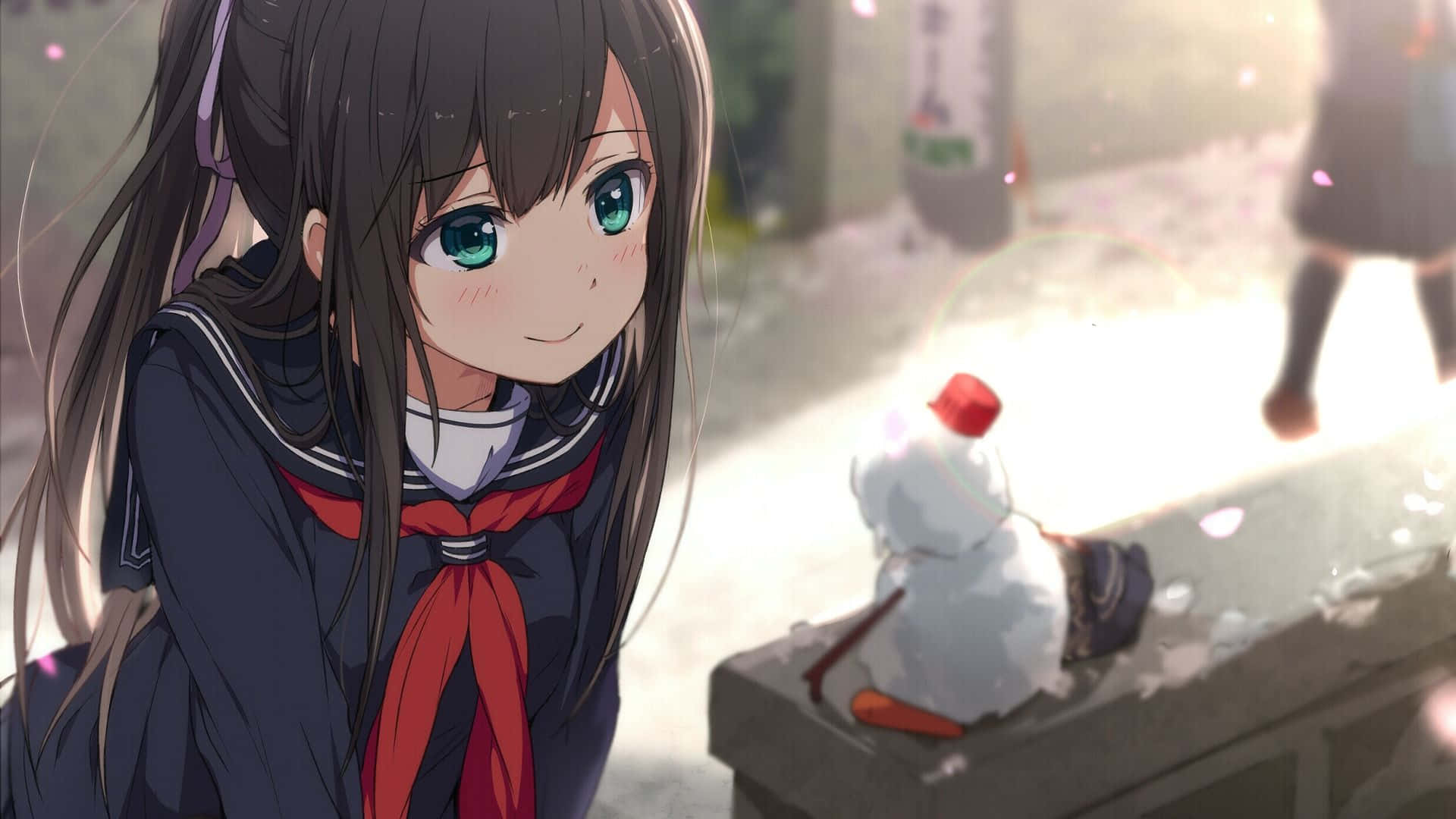 動漫女孩 桌布 壁紙 — 一個穿著水手服的開朗動漫女孩在雪地場景中微笑，旁邊有一個小雪人。