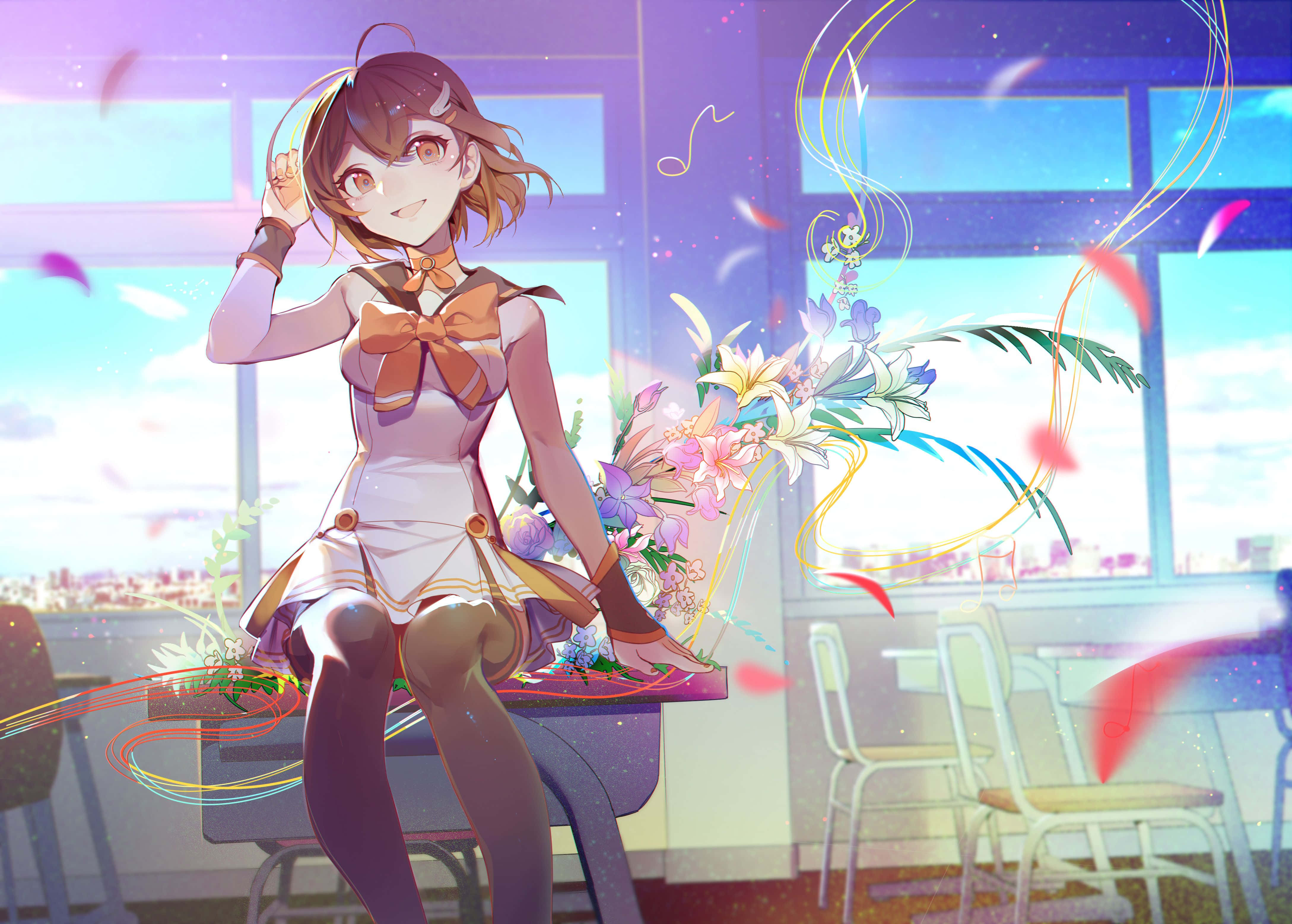 高清 桌布 壁紙 — 一個穿著水手服的開朗動漫女孩坐在明亮教室的書桌上，周圍環繞著飄浮的花朵和色彩繽紛的絲帶。