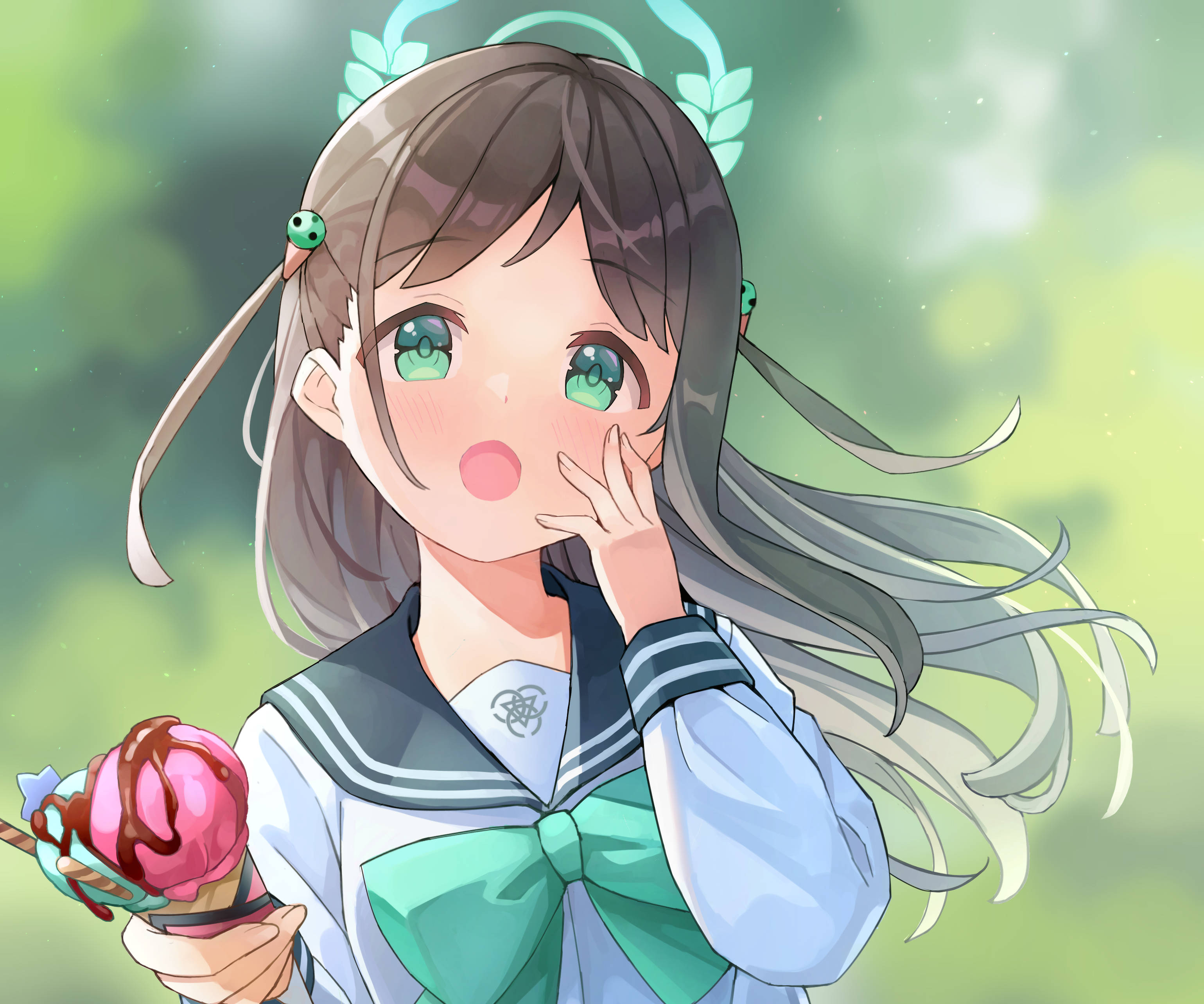 電玩遊戲 桌布 壁紙 — 一個穿著水手服的驚訝動漫女孩，在柔和的綠色散景背景前拿著粉紅色冰淇淋甜筒。