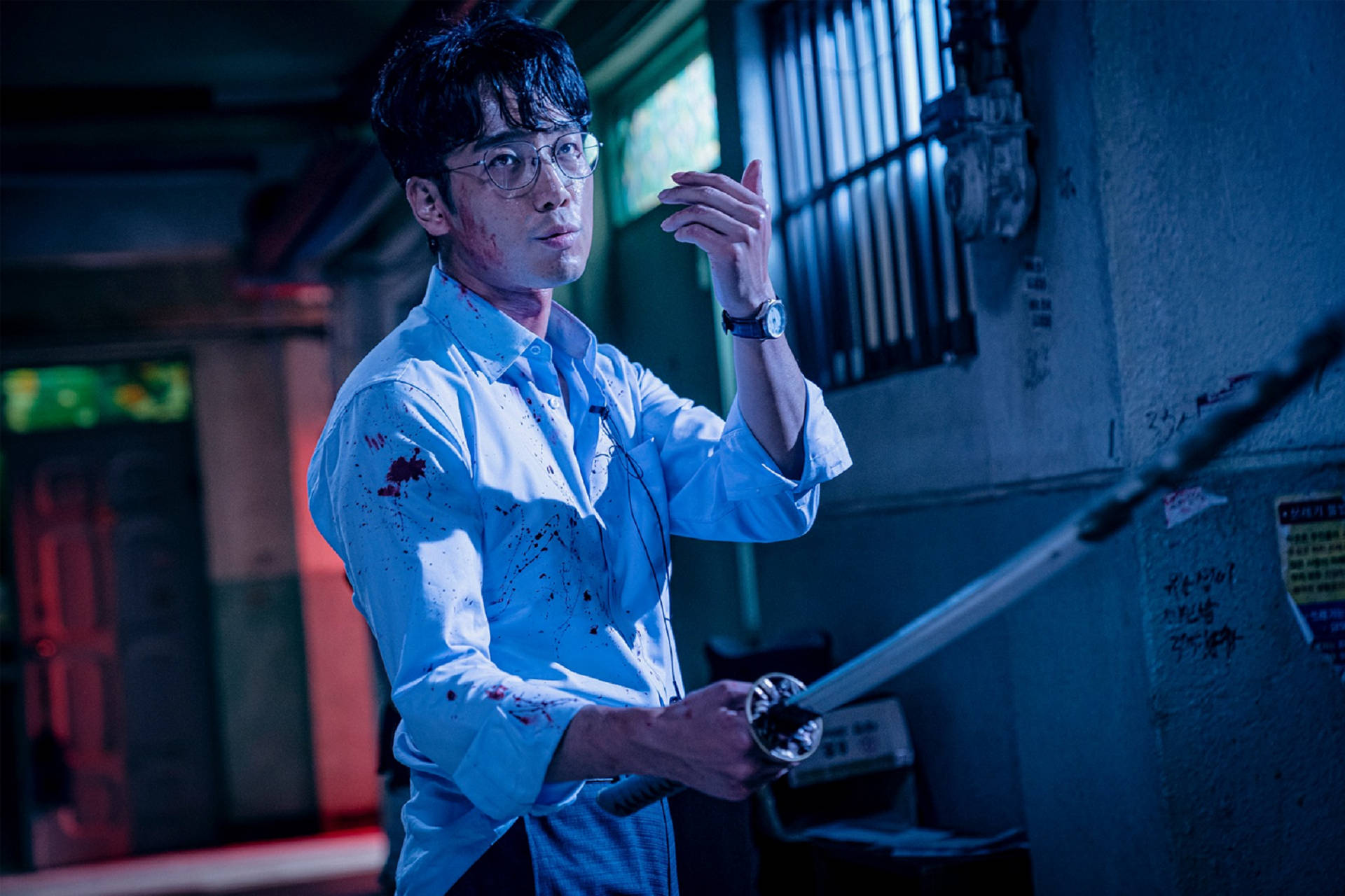Sweet Home Netflix 桌布 壁紙 — 一個穿著沾血白襯衫的男人，在昏暗的都市小巷中，手持武士刀，霓虹燈閃爍。