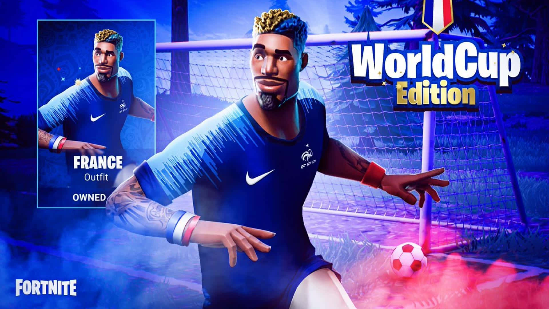 Fortnite Soccer Skin 桌布 壁紙 — 一個穿著法國足球球衣的Fortnite角色在藍色和粉紅色霓虹燈光下，自信地在發光的球門柱旁擺姿勢，旁邊有一個足球。