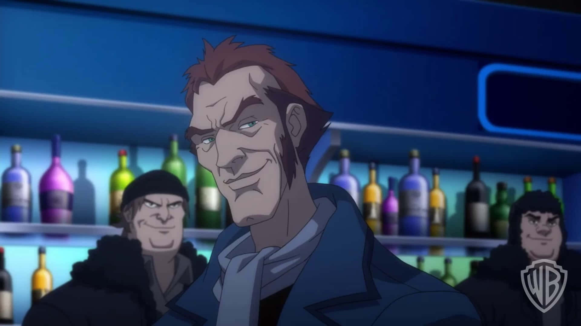 Batman Assault On Arkham 桌布 壁紙 — 一個穿著深色外套、露出冷笑的動畫男子，站在霓虹燈酒吧裡，身後是色彩繽紛的酒瓶。