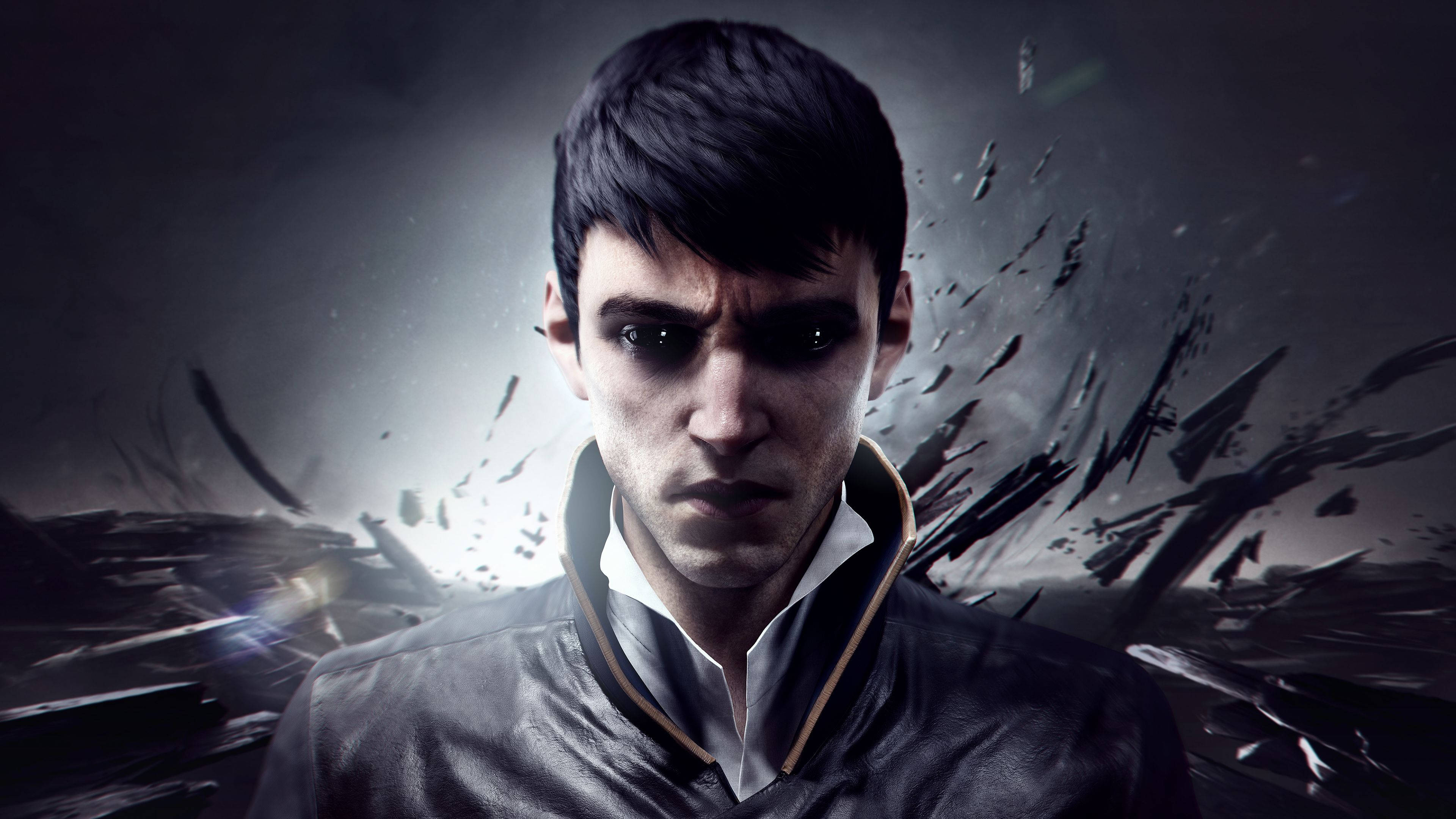 Dishonored 2 桌布 壁紙 — 一個穿著深色外套的激烈年輕男子向前凝視，身後破碎的玻璃在戲劇性的電影場景中爆炸。