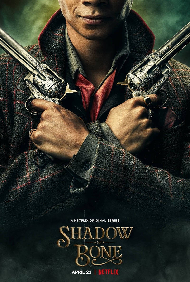 shadow 桌布 壁紙 — 一個穿著深色外套的男人，在霧氣瀰漫的綠色背景下，將兩把華麗的左輪手槍交叉放在胸前。