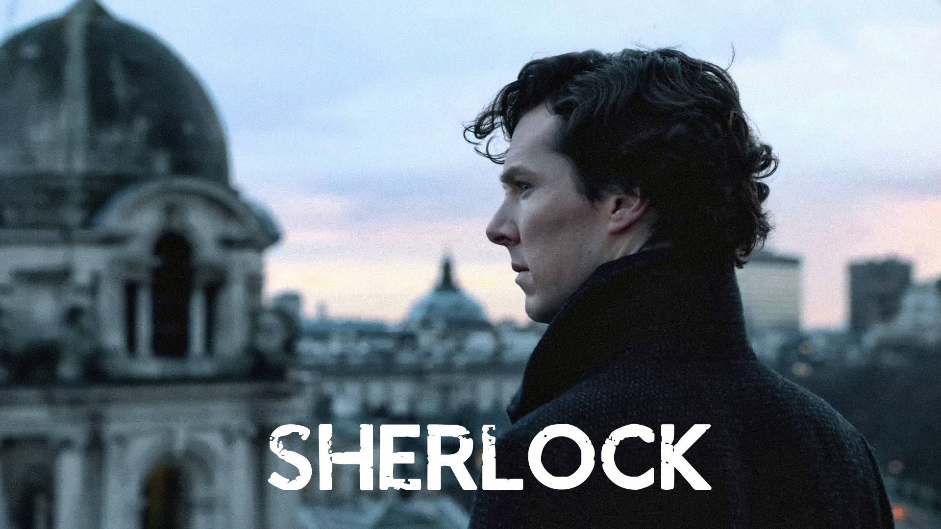 Sherlock Holmes 桌布 壁紙 — 一個穿著深色外套的男人在黃昏時分沉思地眺望著城市天際線，背景有圓頂建築。