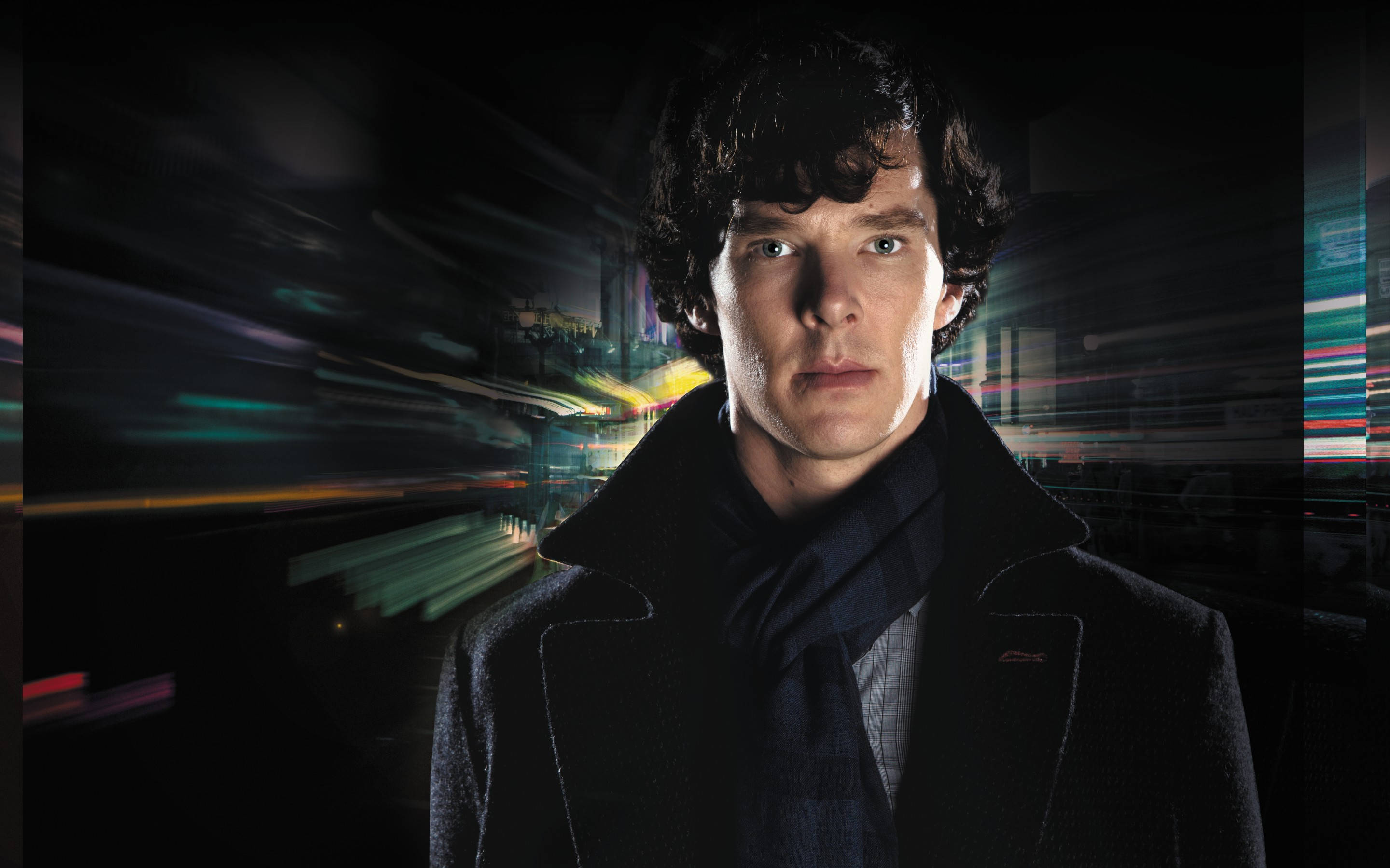 benedict 桌布 壁紙 — 一個穿著深色外套的男人站在夜晚模糊的霓虹燈城市景觀前，伴隨著五彩斑斕的光線條紋。