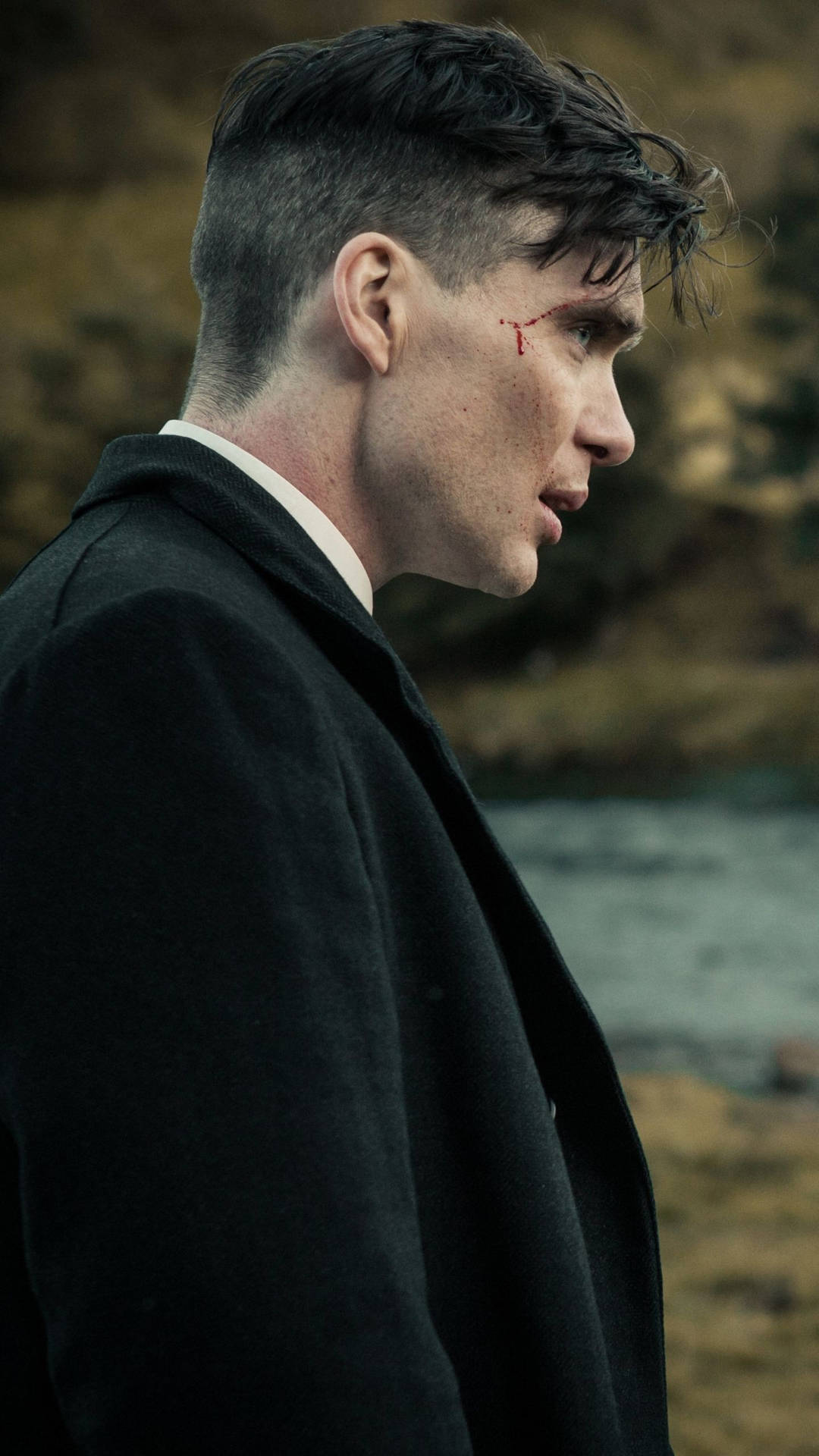 黃昏時分在水邊臉上帶血的男人 — Peaky Blinders 壁紙
