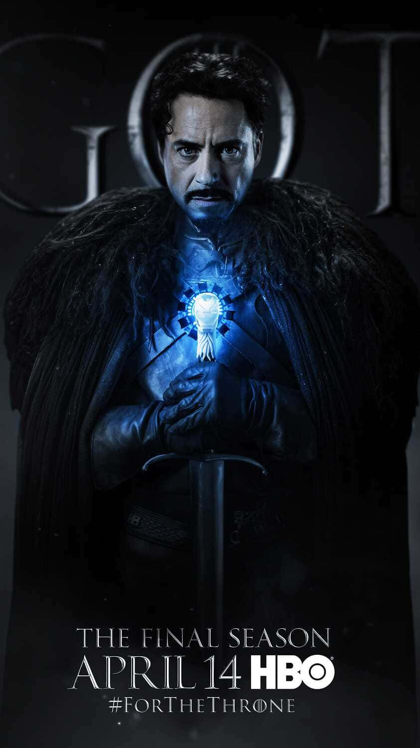 Game Of Thrones iPhone 桌布 壁紙 — 一個穿著深色毛皮襯裡斗篷的男人，在黑色背景上握著一個發光的藍色劍柄，上面有「GOT」字樣。