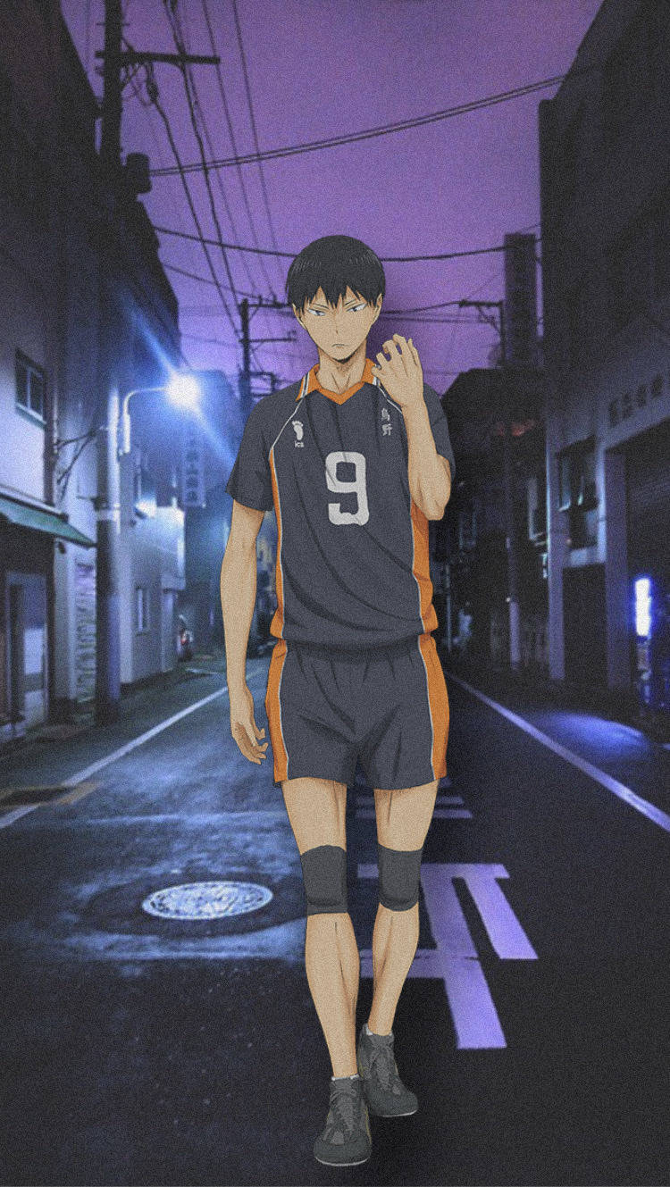 Kageyama 桌布 壁紙 — 一個穿著深色球衣的年輕動漫排球運動員在夜晚走在一條霓虹燈照亮的城市小巷中。
