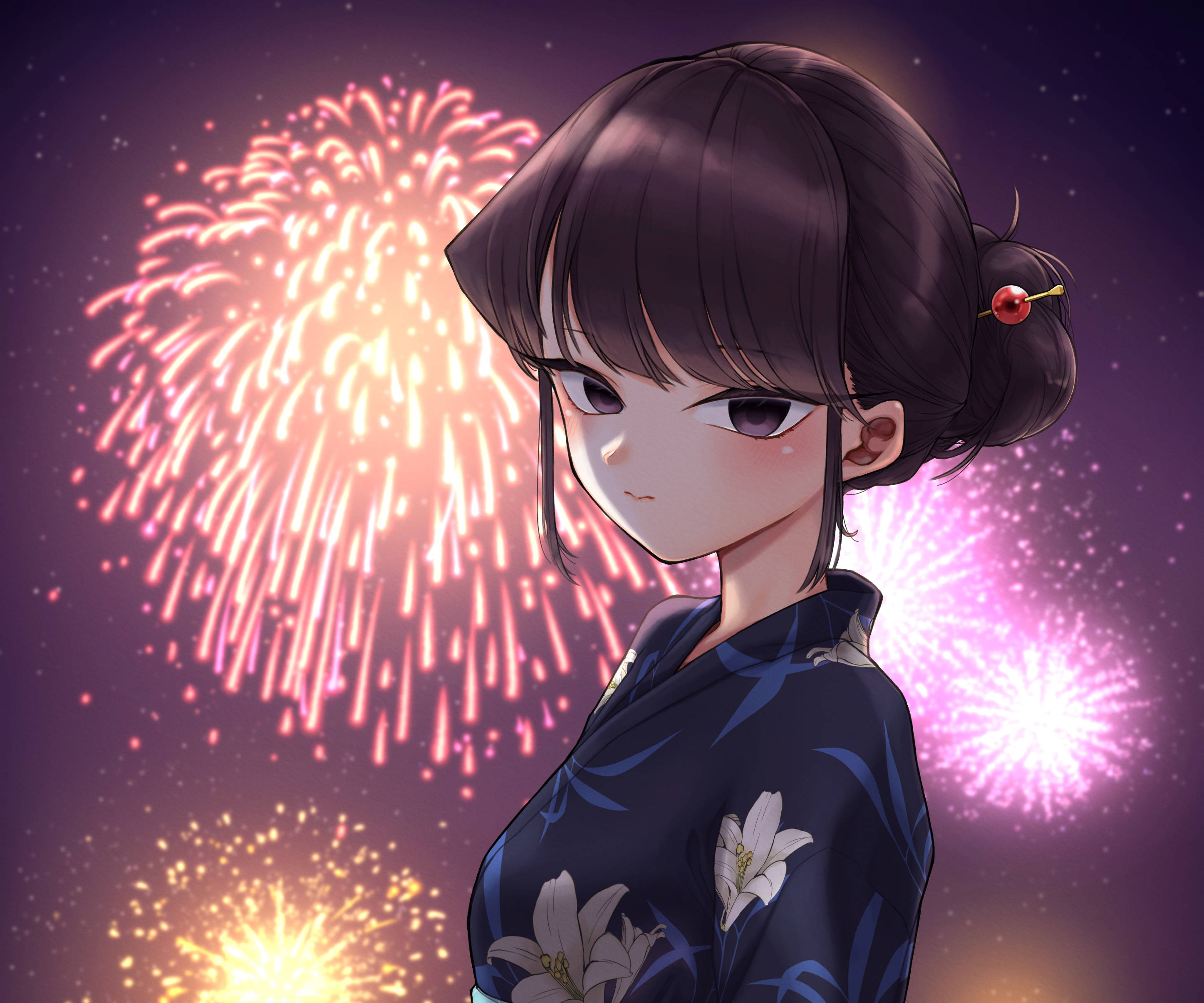 Fireworks 桌布 壁紙 — 一個穿著深色花卉和服的年輕動漫女孩，溫柔地凝視著充滿五彩繽紛煙火的夜空。