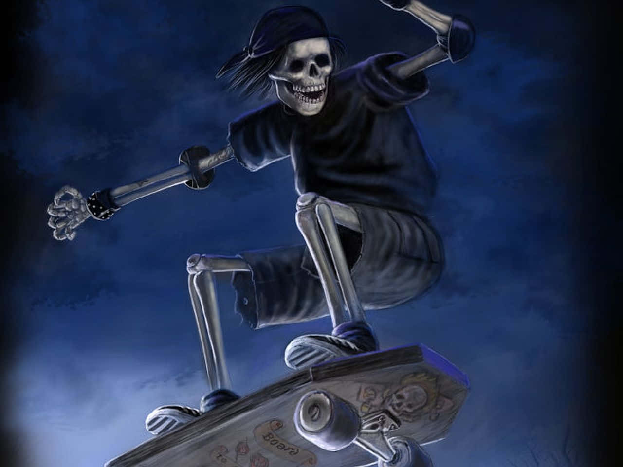 Halloween Skeleton 桌布 壁紙 — 一個穿著深色衣服的骷髏滑板手，在陰鬱的藍色多雲夜空下，於半空中做出花式動作時咧嘴而笑。