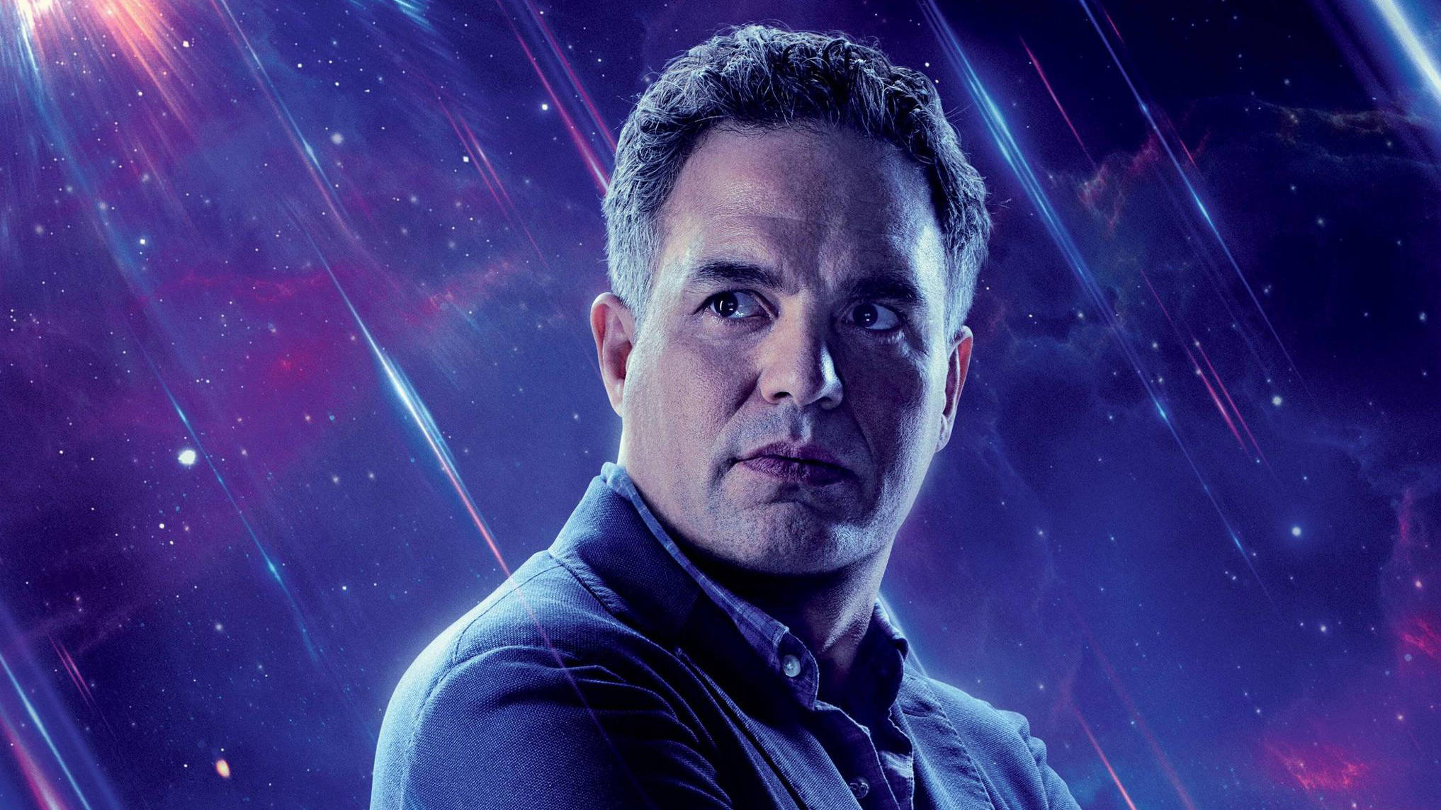 Mark Ruffalo 桌布 壁紙 — 一個穿著深色襯衫的男人，在充滿紫色星雲和流星劃過的鮮豔宇宙背景下，專注地凝視著。