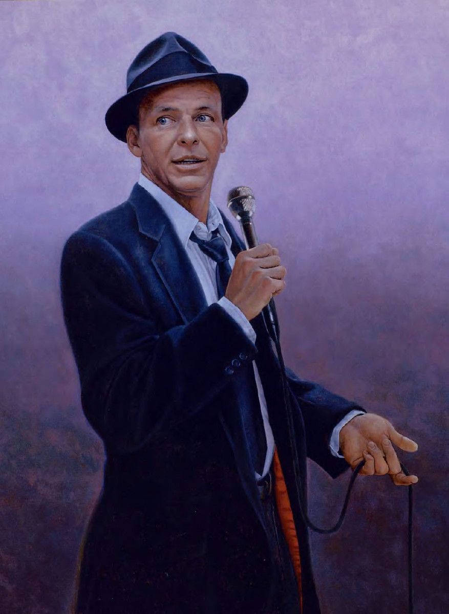 Sinatra 桌布 壁紙 — 一個穿著深色西裝和軟呢帽的男人，在柔和的紫色背景前拿著一個復古麥克風。
