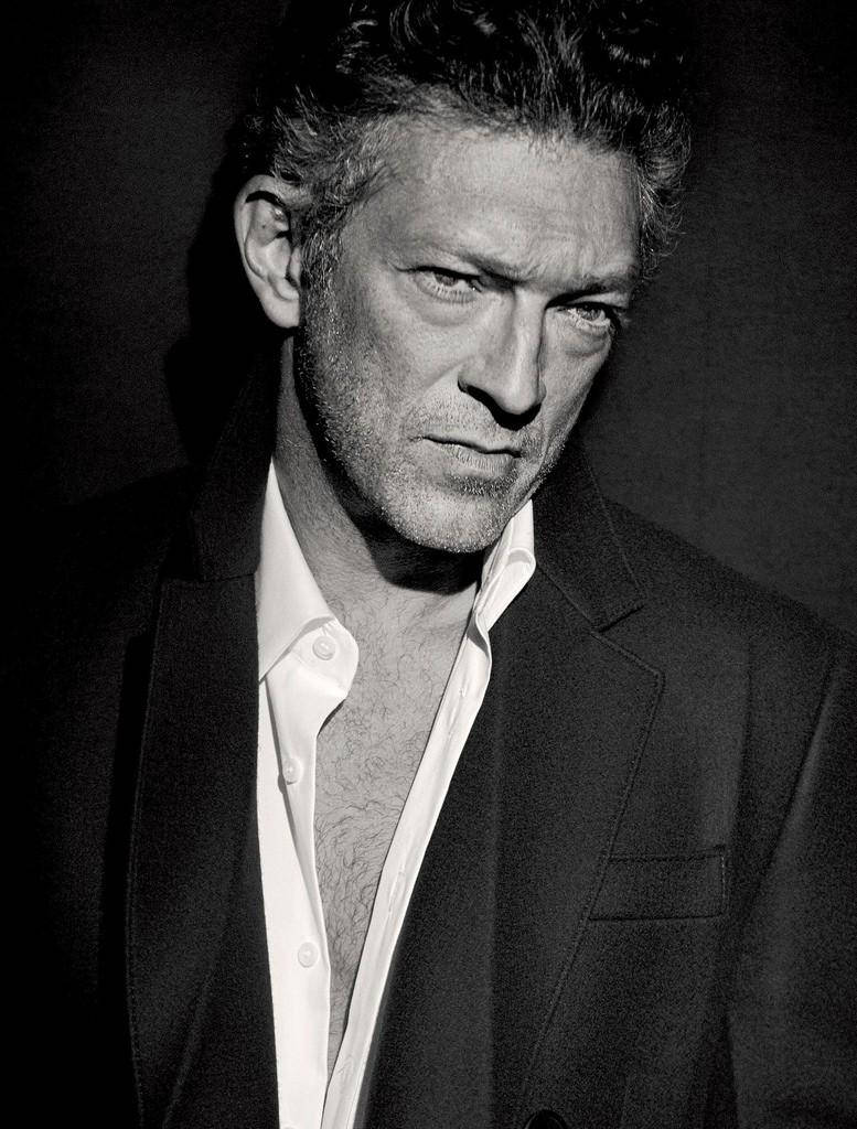 actor 桌布 壁紙 — 一個穿著深色西裝和開襟襯衫、眼神銳利、頭髮凌亂的男人的黑白情緒肖像。