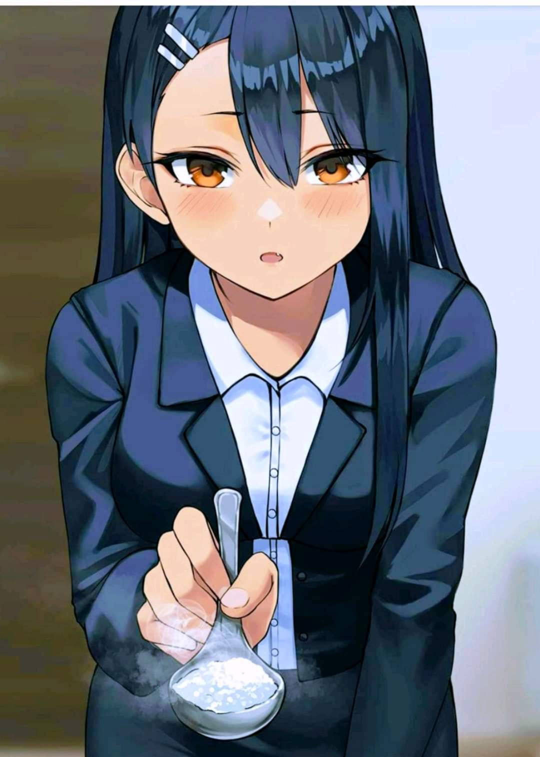 Waifu 桌布 壁紙 — 一個穿著深色西裝外套的年輕動漫女孩，拿著一匙白色粉末，表情驚訝。