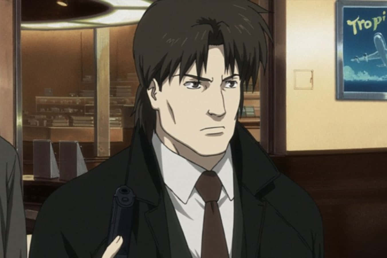 Ghost In The Shell Togusa 桌布 壁紙 — 一個穿著深色西裝的嚴肅動漫男子，在燈光溫暖、裝飾復古的咖啡館內持槍。