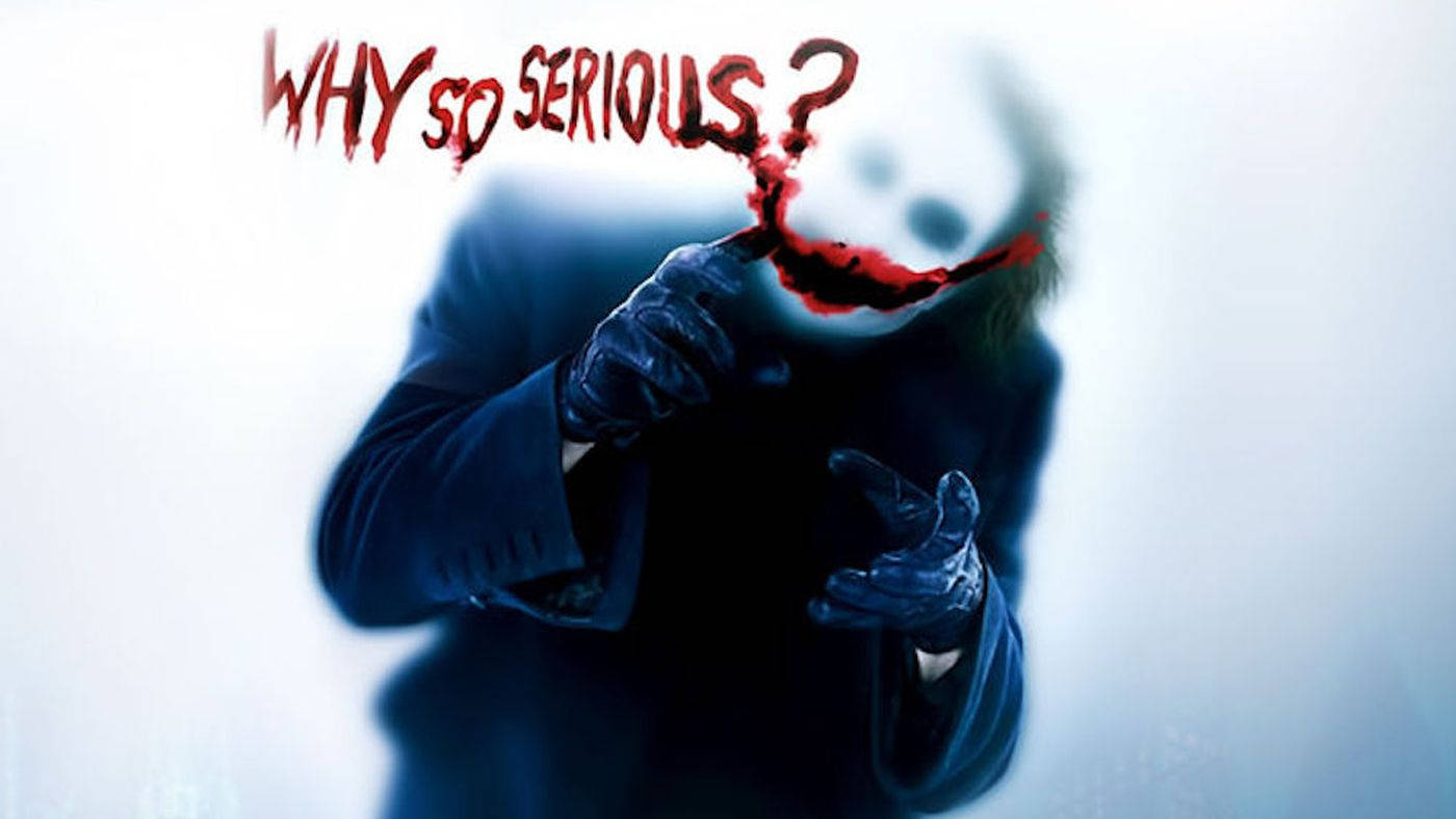 Why So Serious Joker 桌布 壁紙 — 一個穿著深色西裝的威脅性人物，在純白色背景上露出血淋淋的笑容，並有滴血的紅色文字 'WHY SO SERIOUS?'。