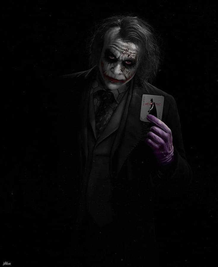 Joker Drawing 桌布 壁紙 — 一個穿著深色西裝的威脅性小丑，在黑色背景上拿著小丑牌，眼睛發光，戴著紫色手套。