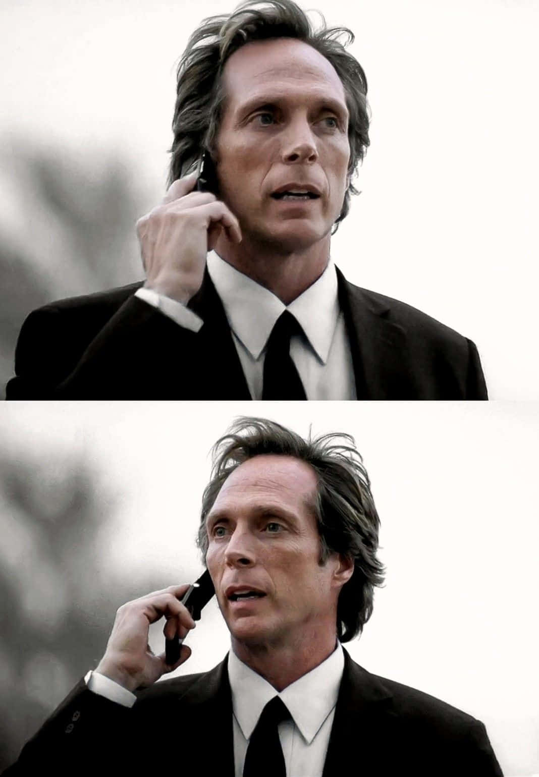 William Fichtner 桌布 壁紙 — 一個穿著深色西裝的男人，在模糊的戶外背景下，表情緊張地將手機貼在耳邊。