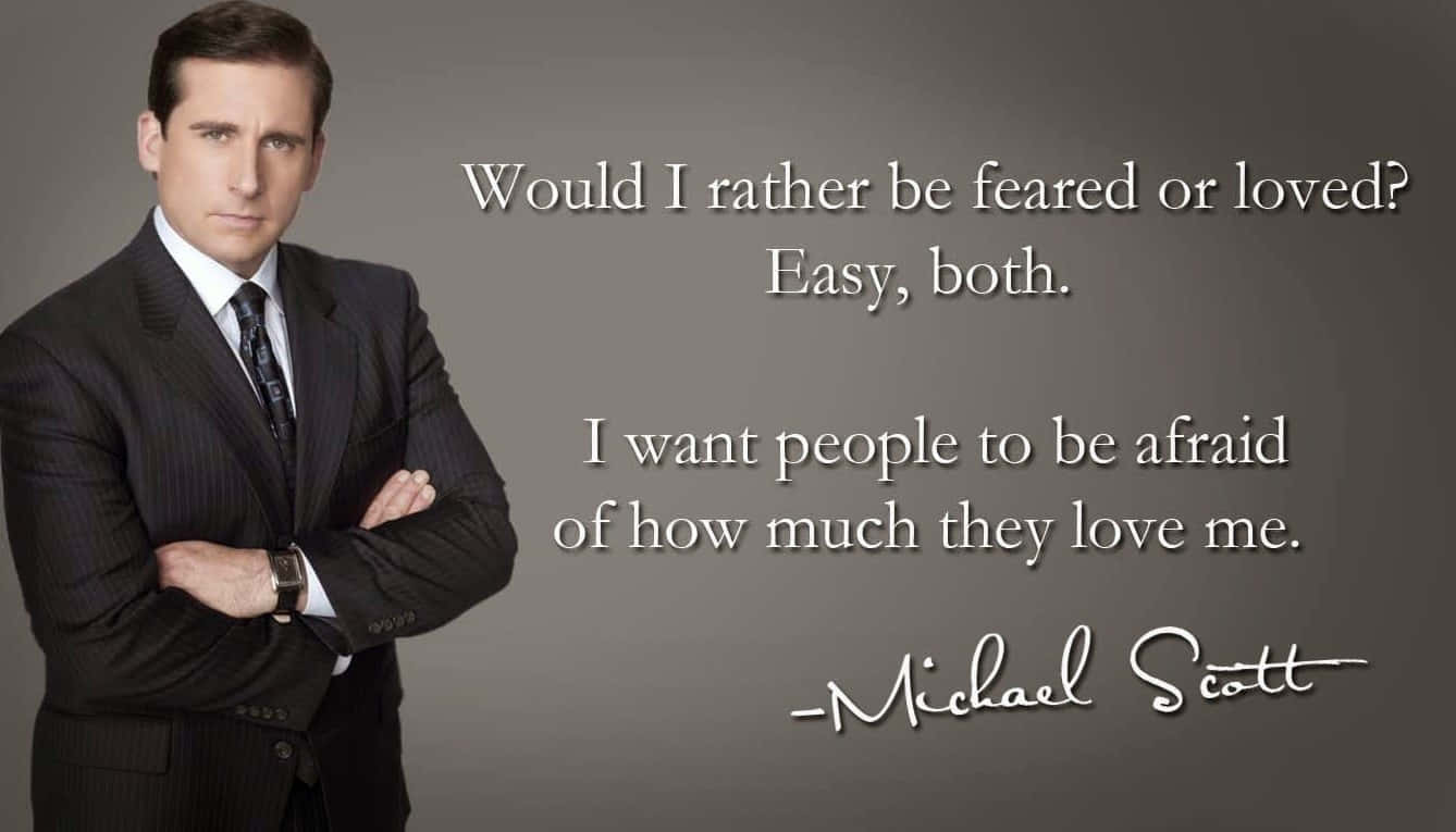 Michael Scott 桌布 壁紙 — 一個穿著深色西裝的男人交叉雙臂站在灰色背景前，旁邊顯示著 Michael Scott 的名言。