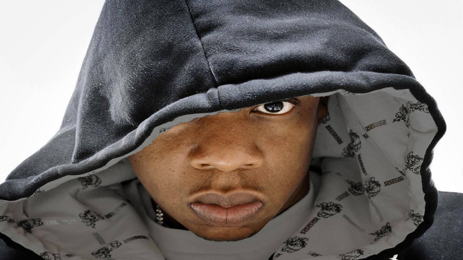 Jay-z 桌布 壁紙 — 一個穿著深色連帽衫的人，在純白背景上露出一隻眼睛，凝視著。