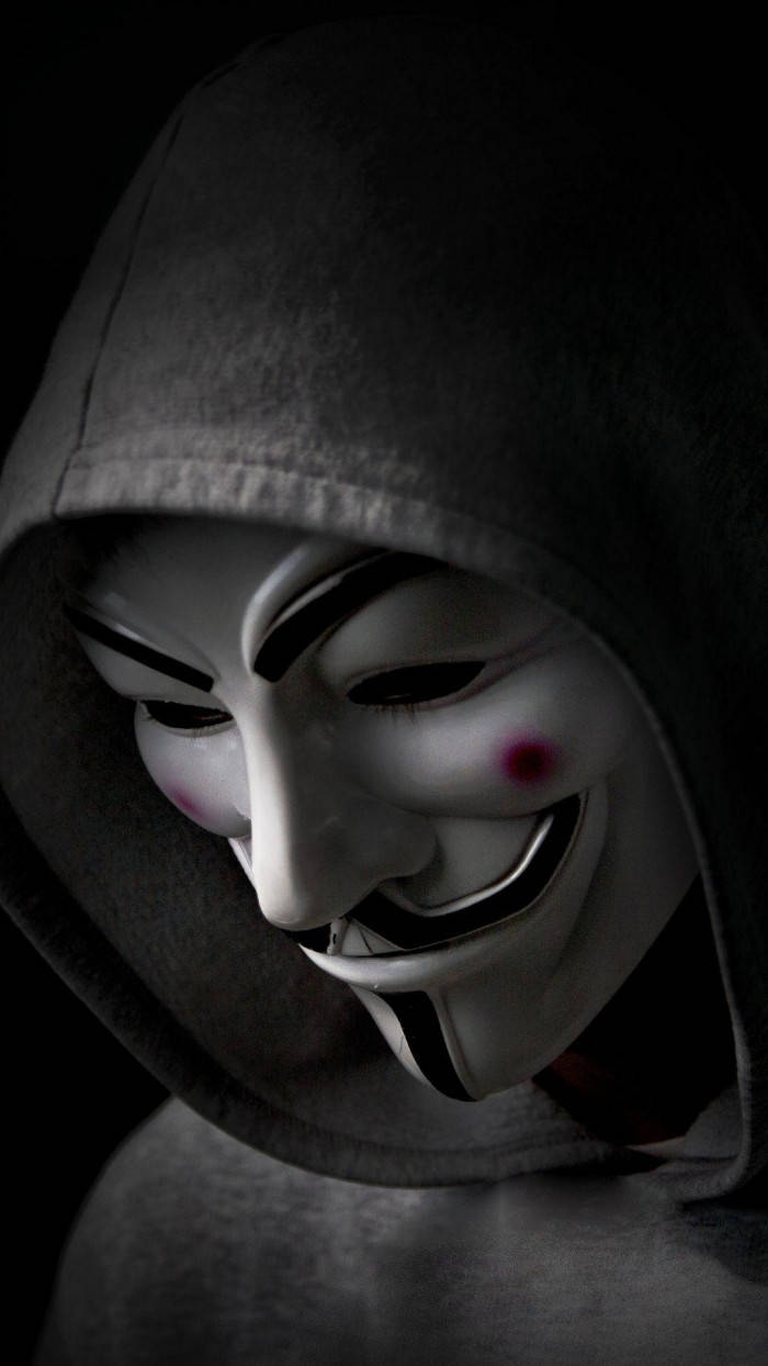hacker 3d 桌布 壁紙 — 一個穿著深色連帽衫的人，在黑色背景前戴著白色蓋伊·福克斯面具，臉頰上有紅色標記。