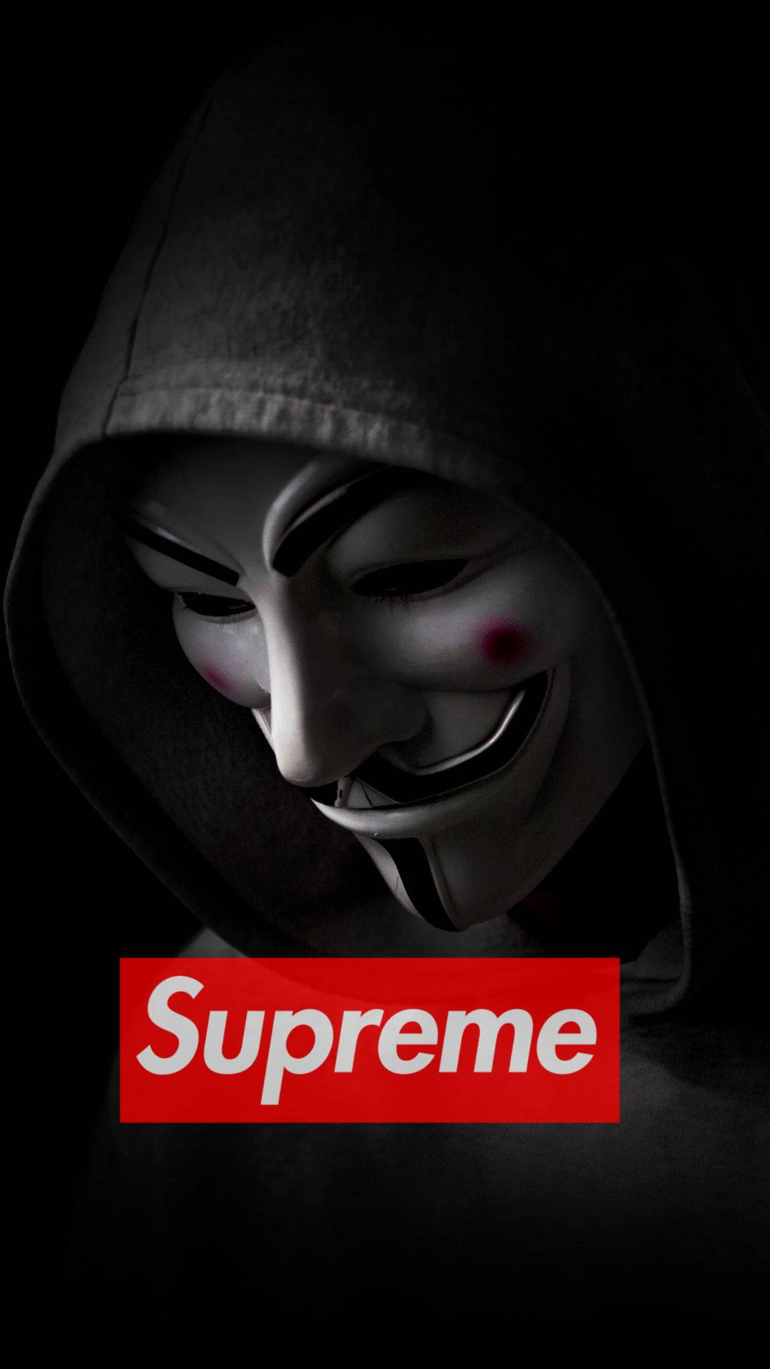 Cool Supreme 桌布 壁紙 — 一個穿著深色連帽衫的人，戴著白色蓋伊·福克斯面具，臉頰有紅色標記，背景為黑色，下方有紅色Supreme標誌。