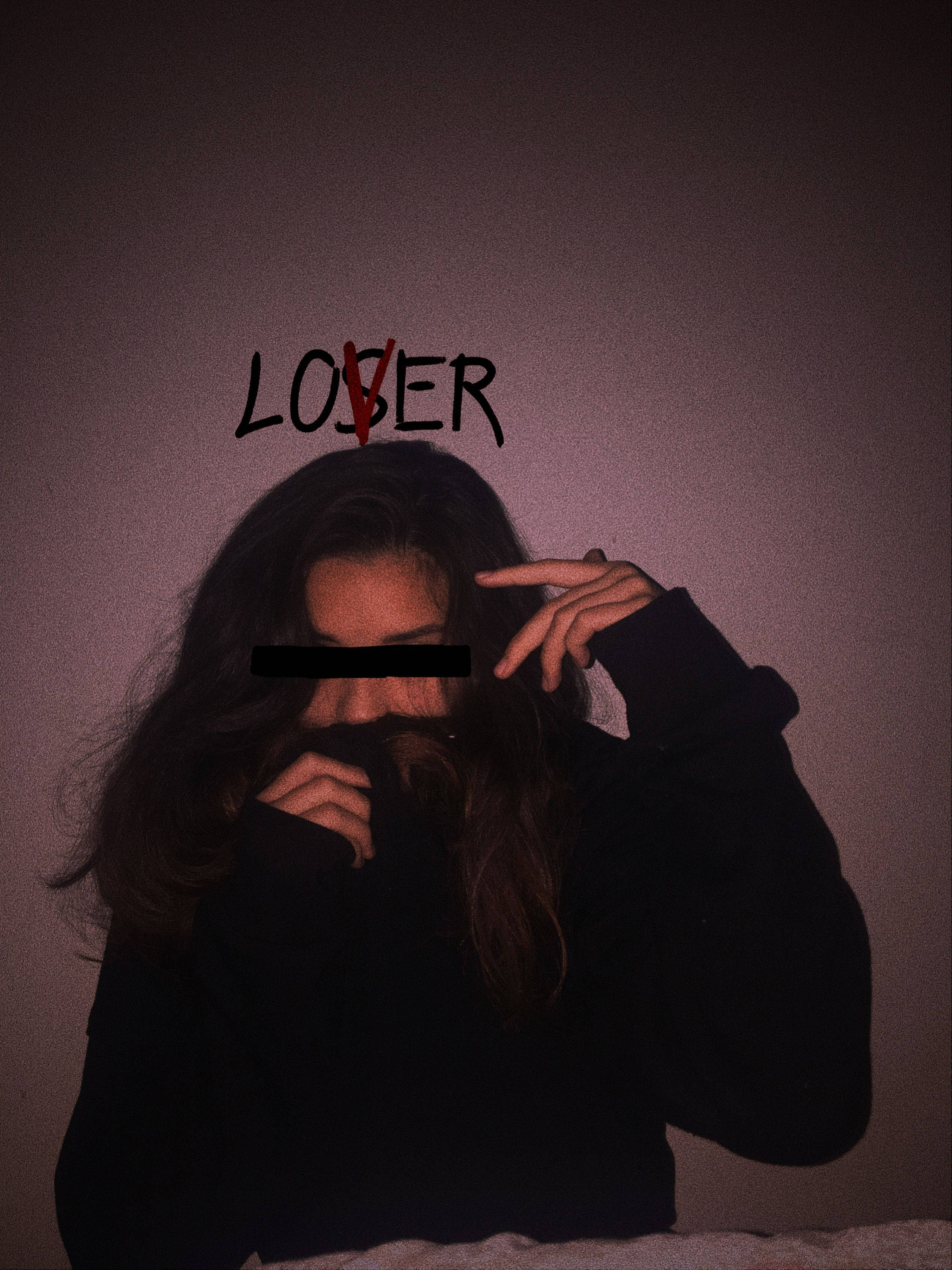 Alone 桌布 壁紙 — 一個穿著深色連帽衫的人隱藏他們的臉，而頭頂上方帶有紅色X的「失敗者」一詞在暗淡的牆壁上發光。