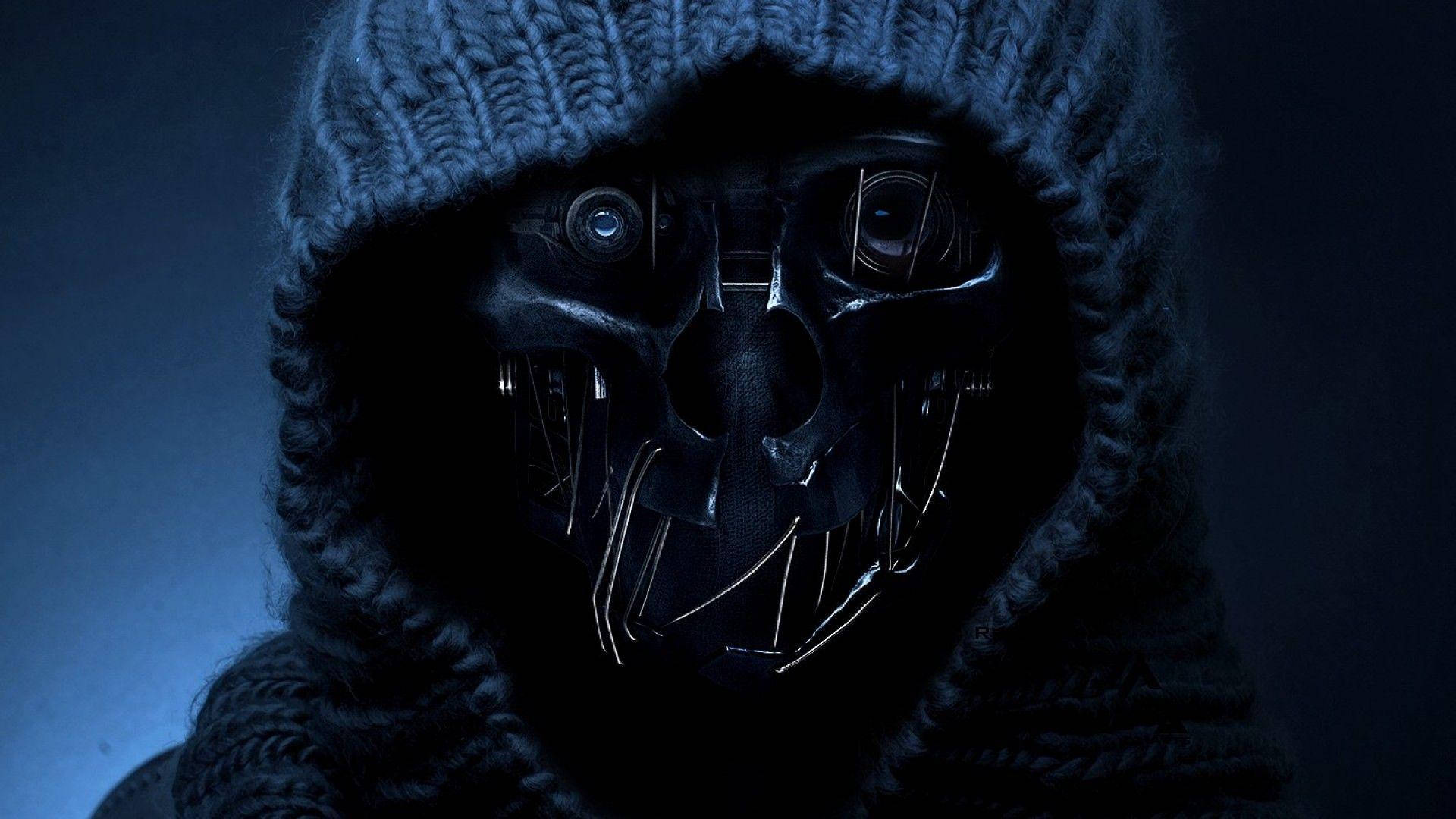 Dishonored 桌布 壁紙 — 一個穿著深色連帽衫的可怕人物，在昏暗的藍色燈光下戴著發光的金屬骷髏面具。