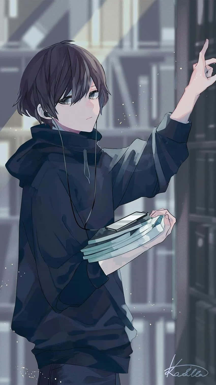 動漫男孩 桌布 壁紙 — 一個穿著深色連帽衫的年輕動漫男孩，在模糊的圖書館環境中拿著書本，表情若有所思地向上指著。