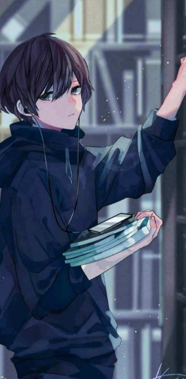動漫男孩 桌布 壁紙 — 一個穿著深色連帽衫的年輕動漫男孩，在雨中的城市環境中靠著欄杆，拿著書本和手機。