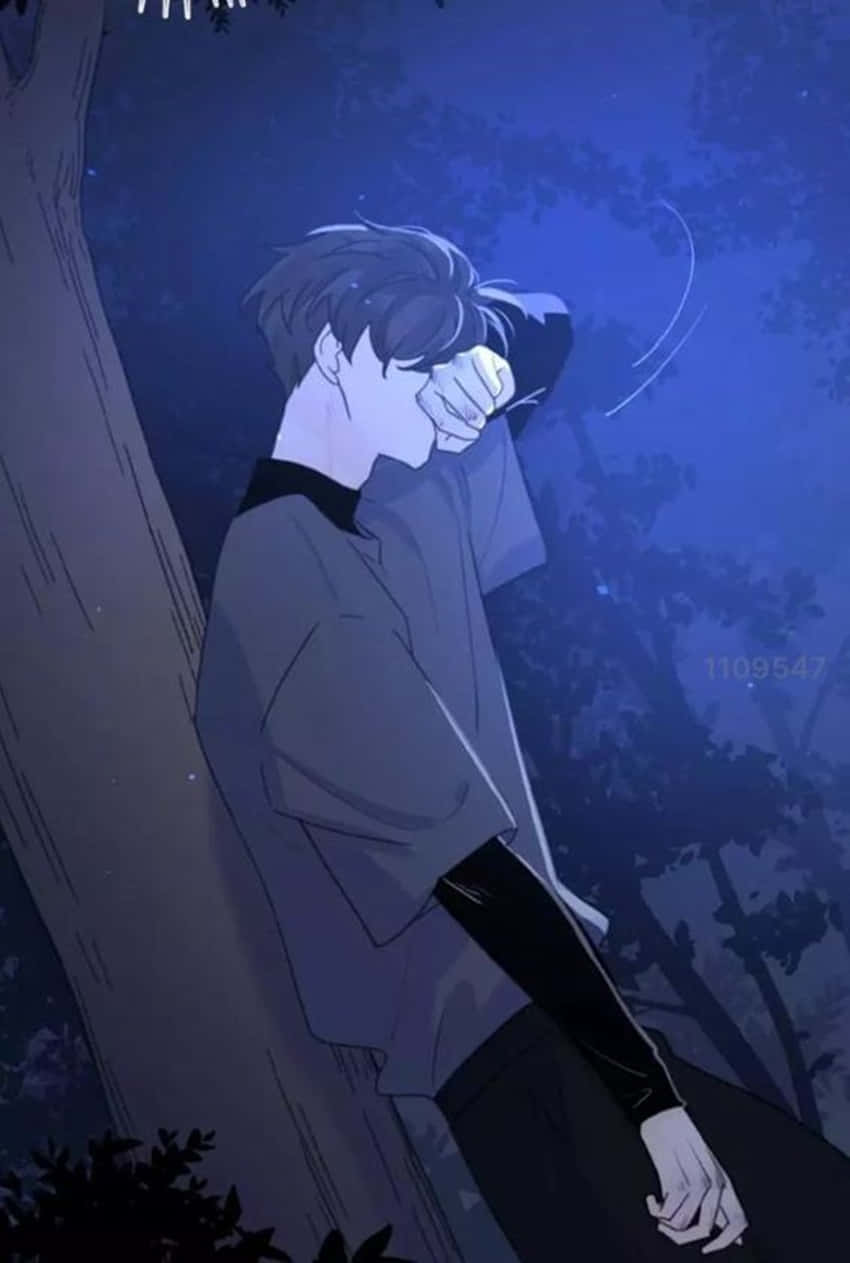 桌布 壁紙 — 一個穿著深色連帽衫的年輕男子在夜晚靠著樹，在繁星點點的藍天下用手遮住臉。