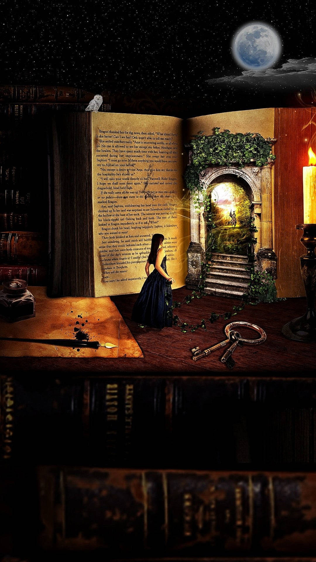 書本 桌布 壁紙 — 一個穿著深色連衣裙的女孩坐在一本打開的書前，書中顯現出一個月光照耀的魔法門廊，在夜晚的圖書館中。