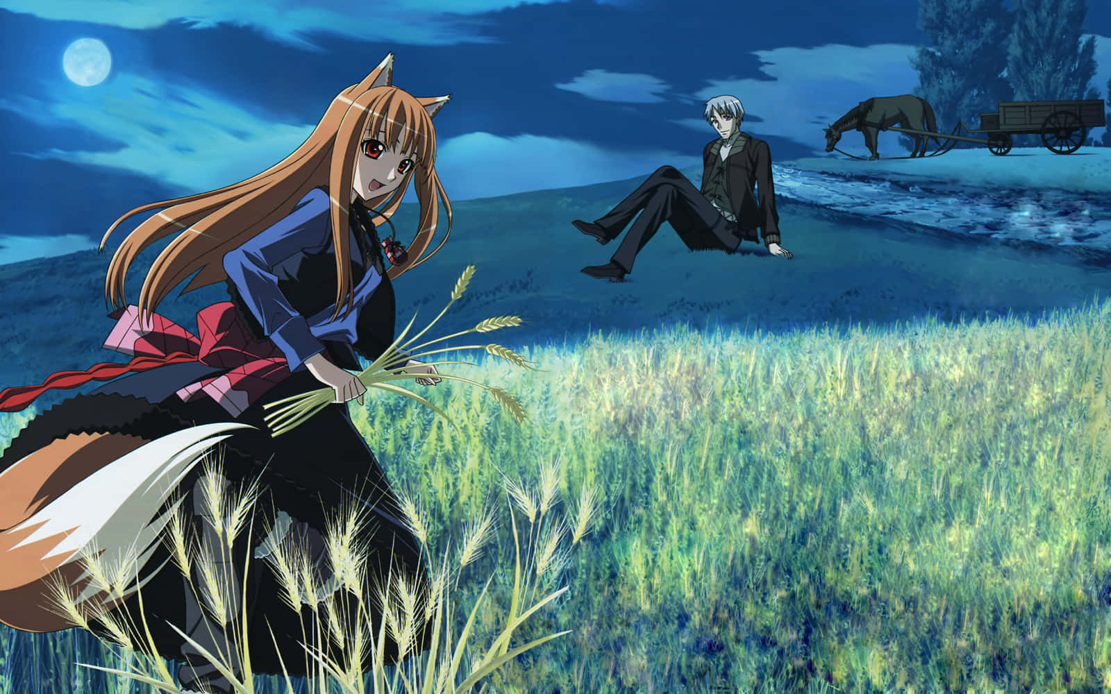 Spice And Wolf 桌布 壁紙 — 一個穿著深色連衣裙的狐耳女孩在月光下的田野裡拿著麥稈，一個銀髮男子坐在附近，遠處有一輛馬車。