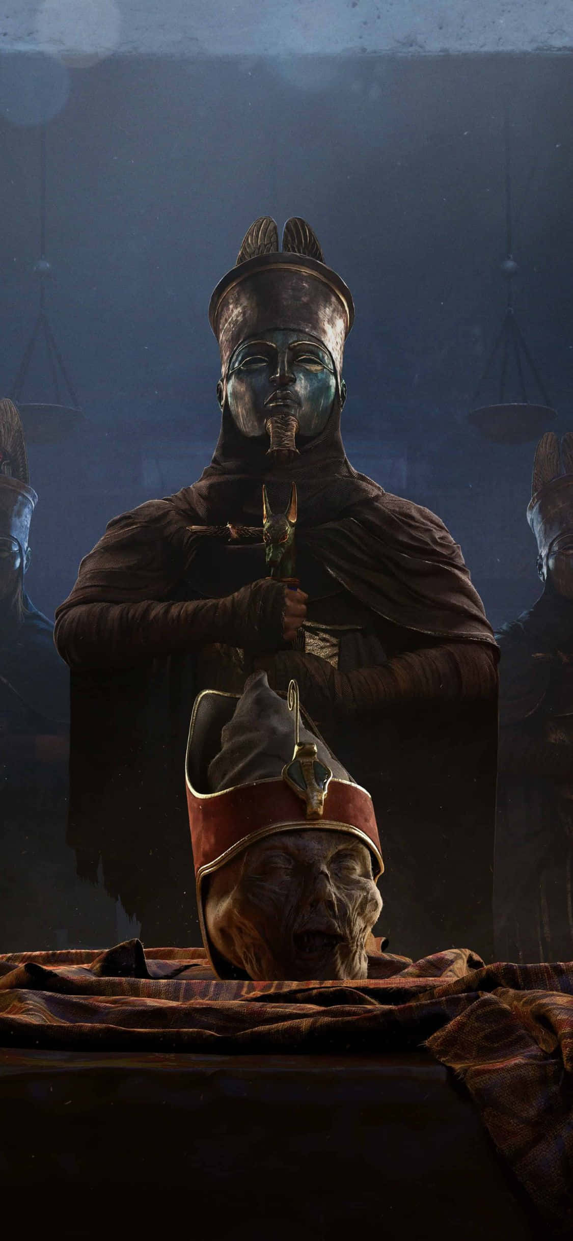 iPhone X Assassin's Creed Origins 桌布 壁紙 — 一個穿著深色長袍和藍色面具的莊嚴人物，在昏暗的房間裡，將儀式用刀舉在一個鋪著布的桌子上的斷頭上方。