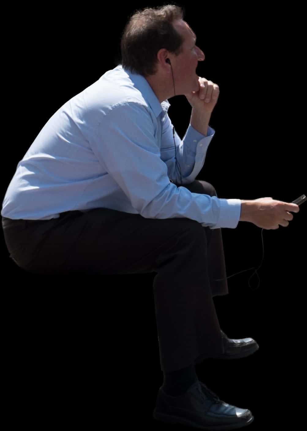 People Sitting 桌布 壁紙 — 一個穿著淺藍色襯衫的男人蹲在黑色背景前，拿著電話，戴著耳機，表情豐富。