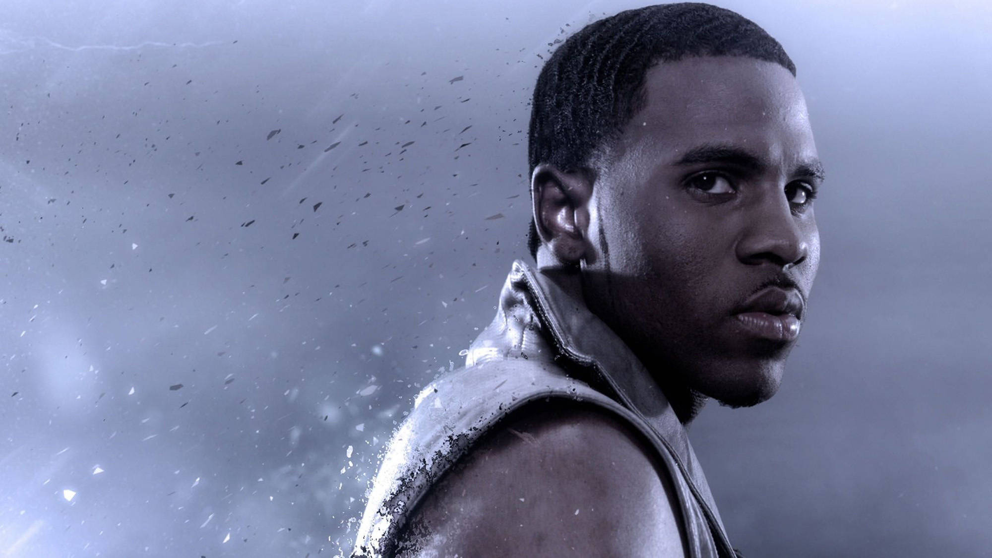 jason 桌布 壁紙 — 一個穿著濕透無袖衫的男人在陰沉的灰色風暴中，雨水和碎片在他周圍旋轉，他凝視著。