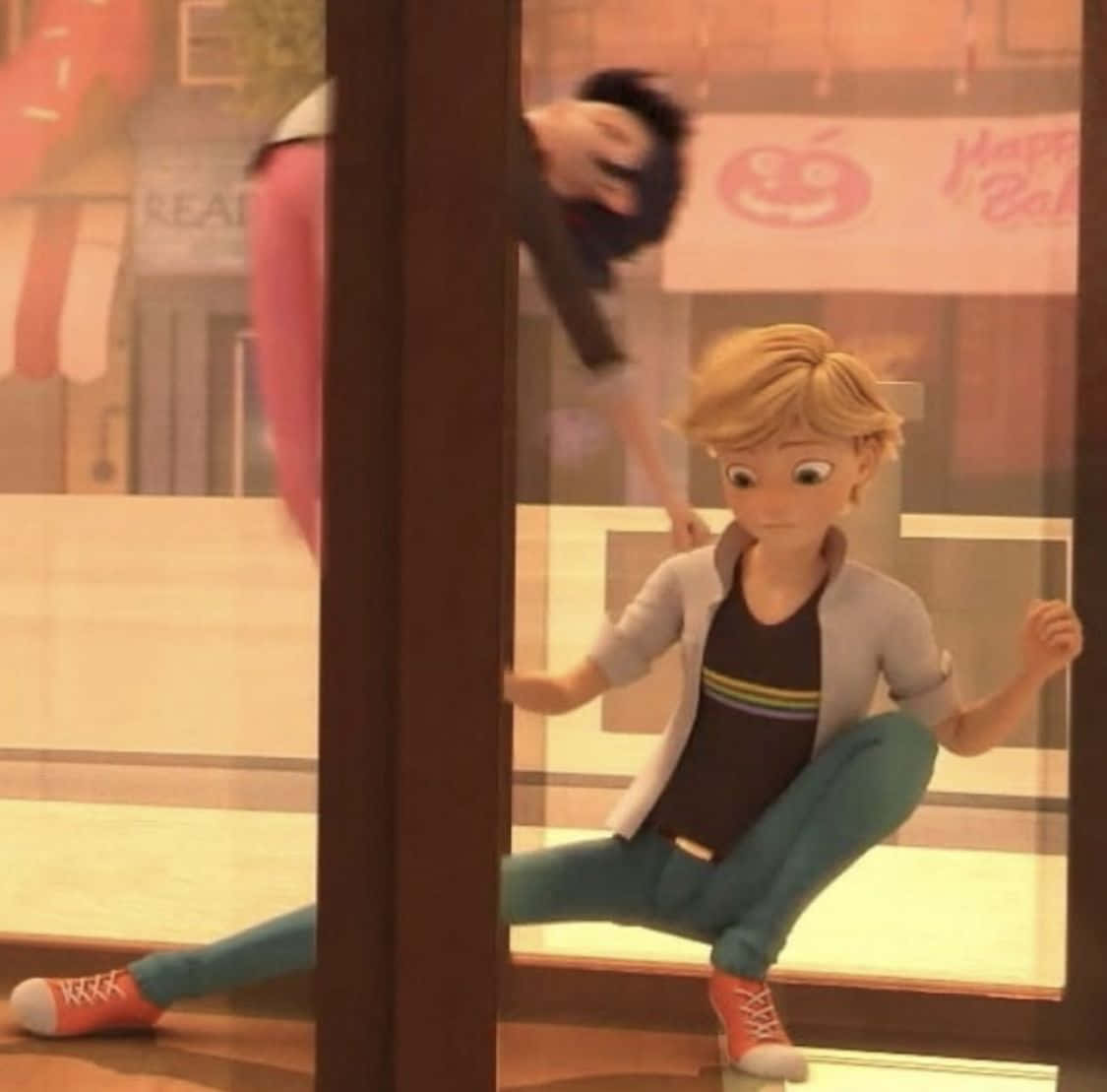 Funny Miraculous 桌布 壁紙 — 一個穿著灰色外套和青綠色褲子的年輕動畫男孩蹲在玻璃門內，而外面一個模糊的粉紅色身影匆匆跑過。