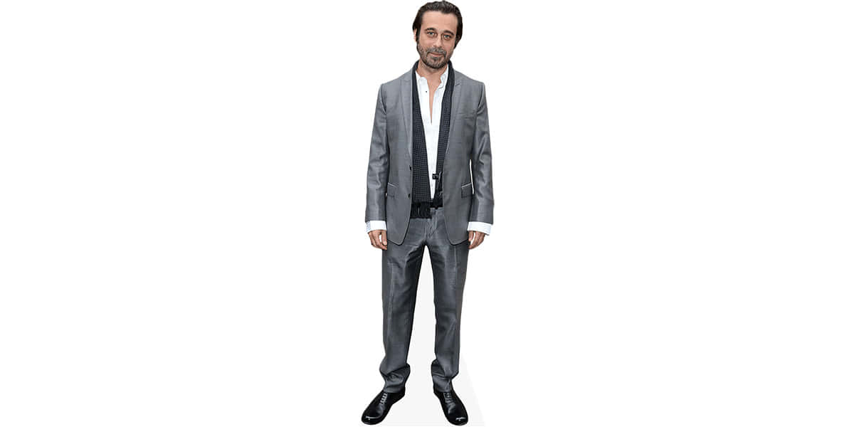 Jordi Mollà 桌布 壁紙 — 一個穿著灰色西裝、白色襯衫和黑色領帶的男士全身剪影，站在純白色背景前。