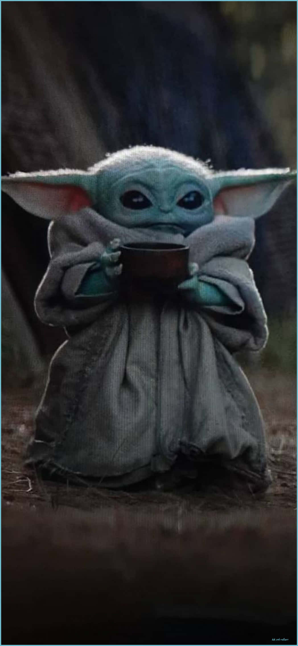 Baby Yoda iPhone 桌布 壁紙 — 一個穿著灰色長袍的綠色小外星人小孩坐在昏暗的森林裡，拿著一個杯子。