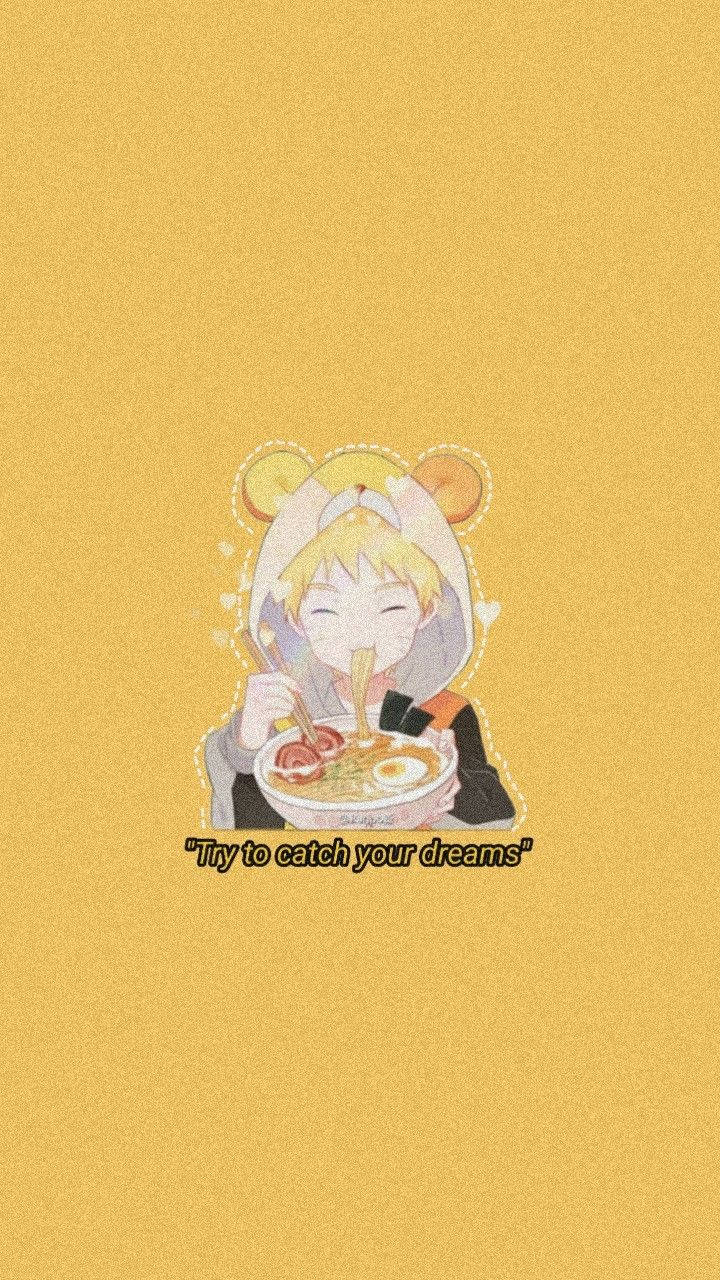 Yellow Naruto 桌布 壁紙 — 一個穿著熊連帽衫的開朗動漫女孩在溫暖的黃色紋理背景前開心地吃拉麵。
