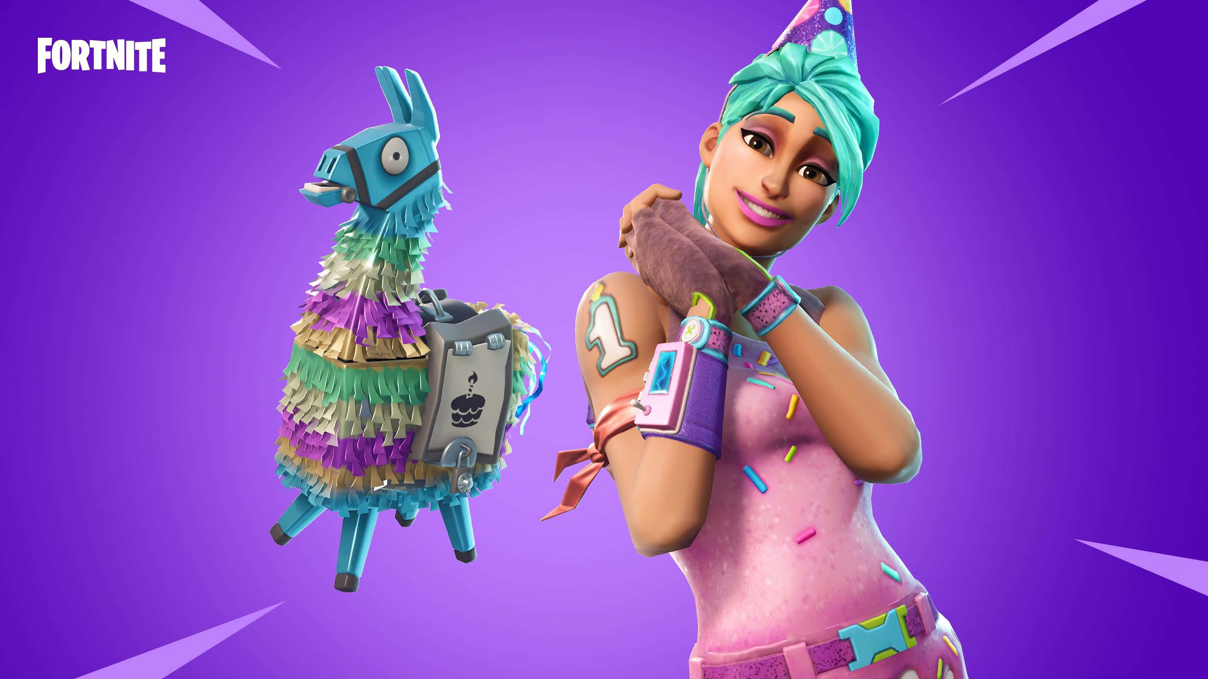 桌布 壁紙 — 一個穿著生日裝備的Fortnite角色在充滿活力的紫色背景旁，與一個節日風格的駱馬皮納塔一起擺姿勢。