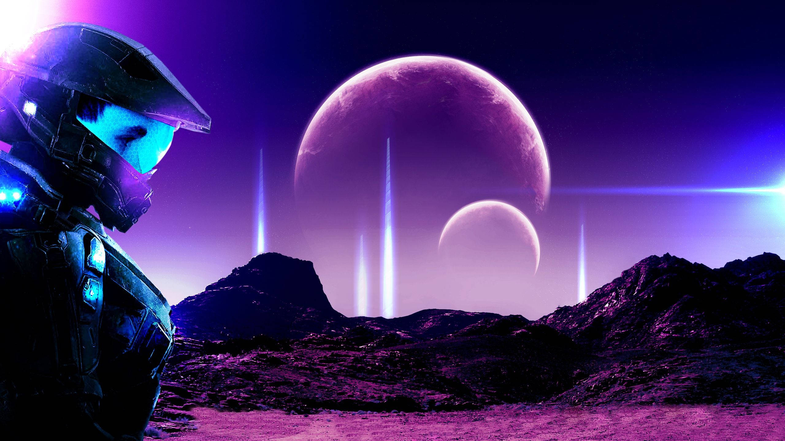 Retro Space 桌布 壁紙 — 一個穿著發光盔甲的未來士兵站在一個有兩個月亮和霓虹光束穿透天空的紫色外星行星上。