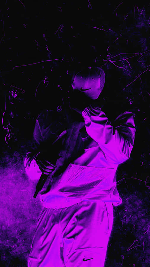 Aesthetic Drake 桌布 壁紙 — 一個穿著發光紫色Nike運動套裝的人站在帶有霓虹條紋和煙霧的黑暗背景前。