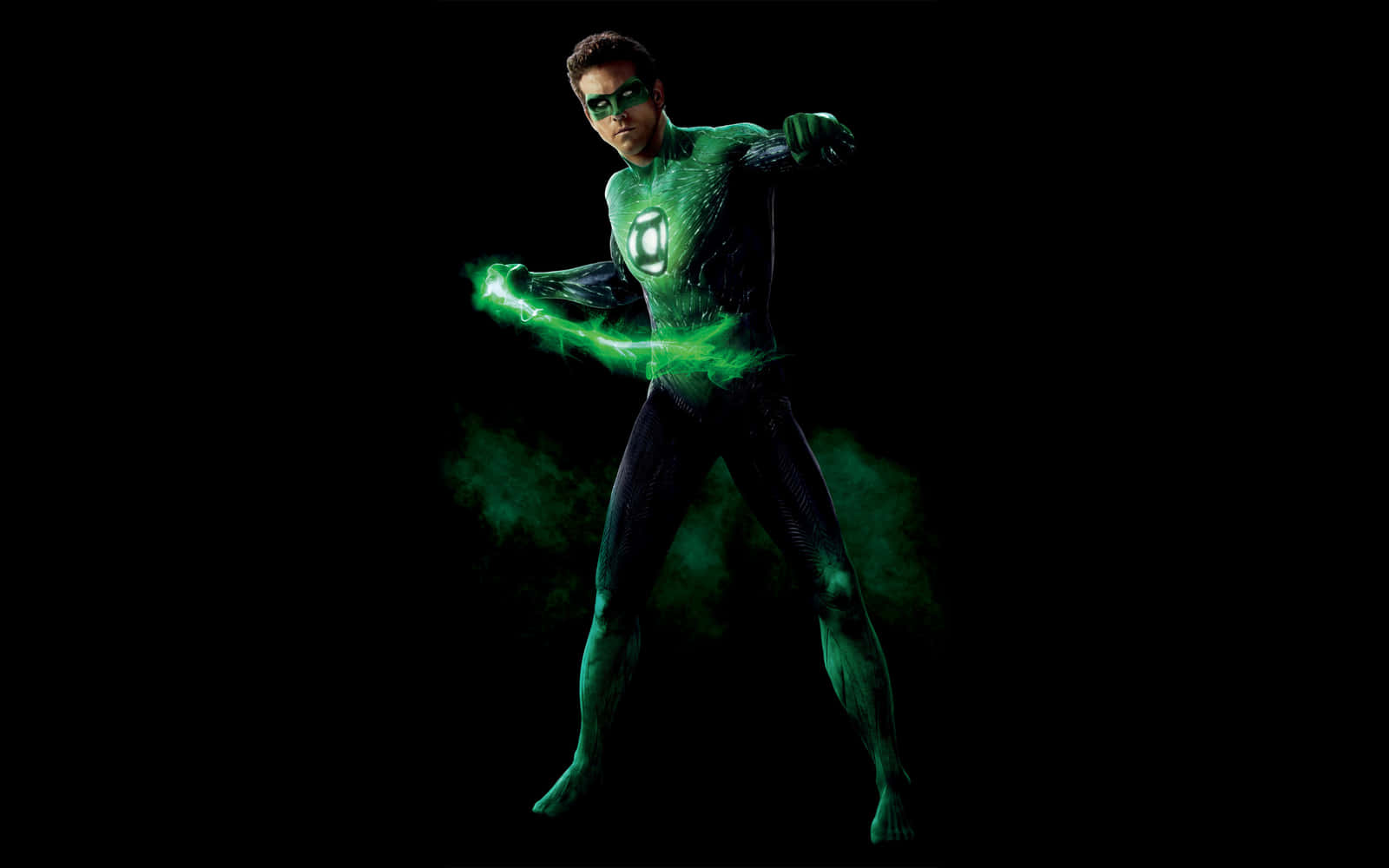 Green Lantern 桌布 壁紙 — 一個穿著發光綠色套裝的超級英雄，在黑色背景下用明亮的綠色能量戒指引導能量。