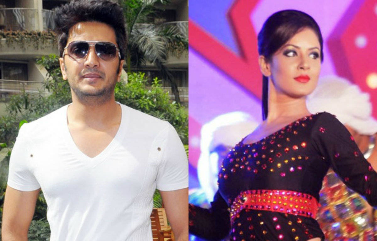 riteish deshmukh 桌布 壁紙 — 一個穿著白色T恤和太陽眼鏡的男人旁邊一個穿著閃亮黑色連衣裙的女人在舞台上的分割圖像。